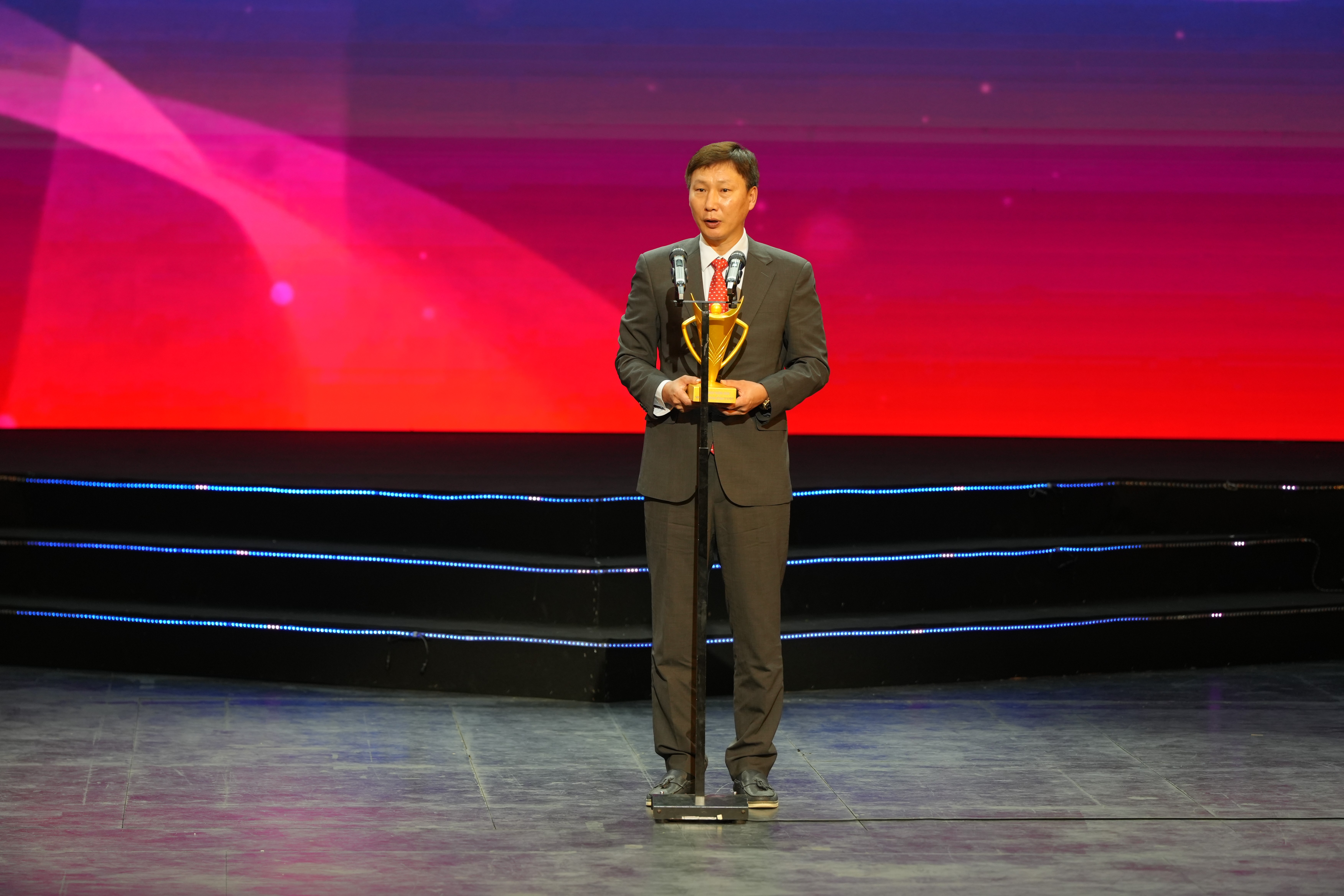 HLV Kim Sang Sik gửi lời đặc biệt đến HLV Park Hang Seo tại Cúp chiến thắng