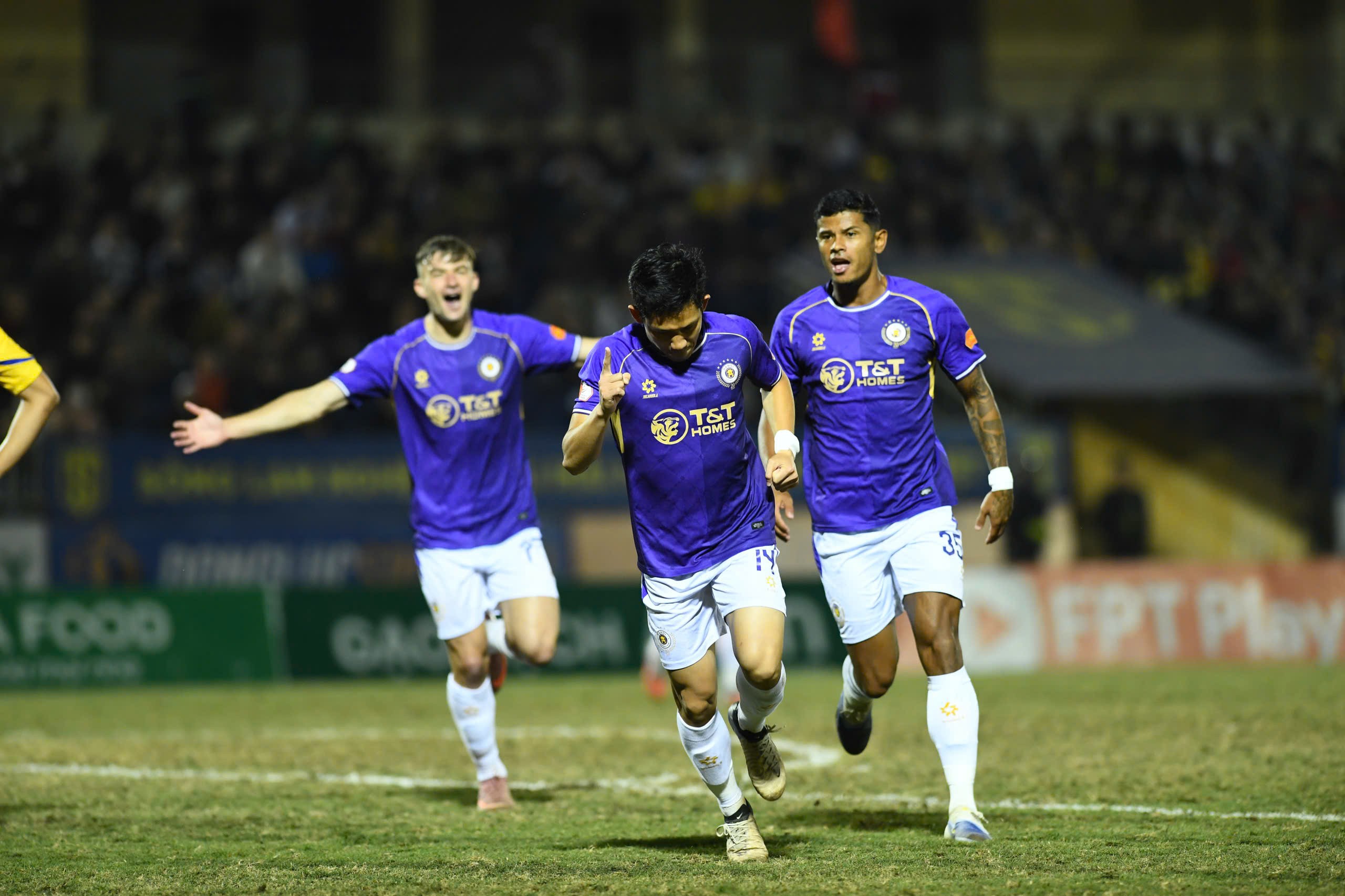 Kết quả V-League: Hùng Dũng nhận thẻ đỏ, Hà Nội FC vẫn thắng đậm SLNA