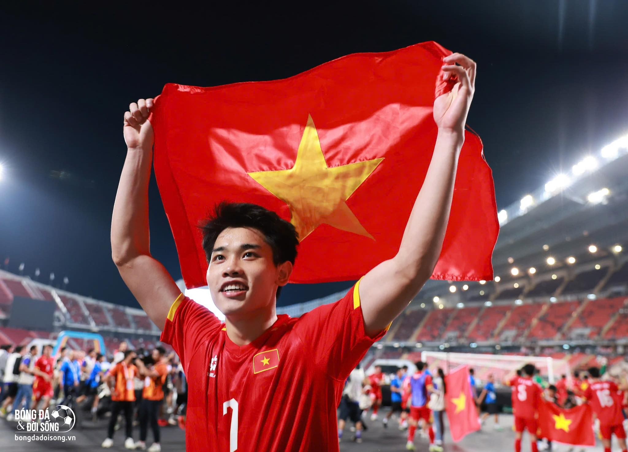 Áo đấu của tiền đạo Đình Bắc và trận giao hữu gây quỹ hơn 46 triệu đồng cho bệnh nhân nghèo Quỳnh Lưu