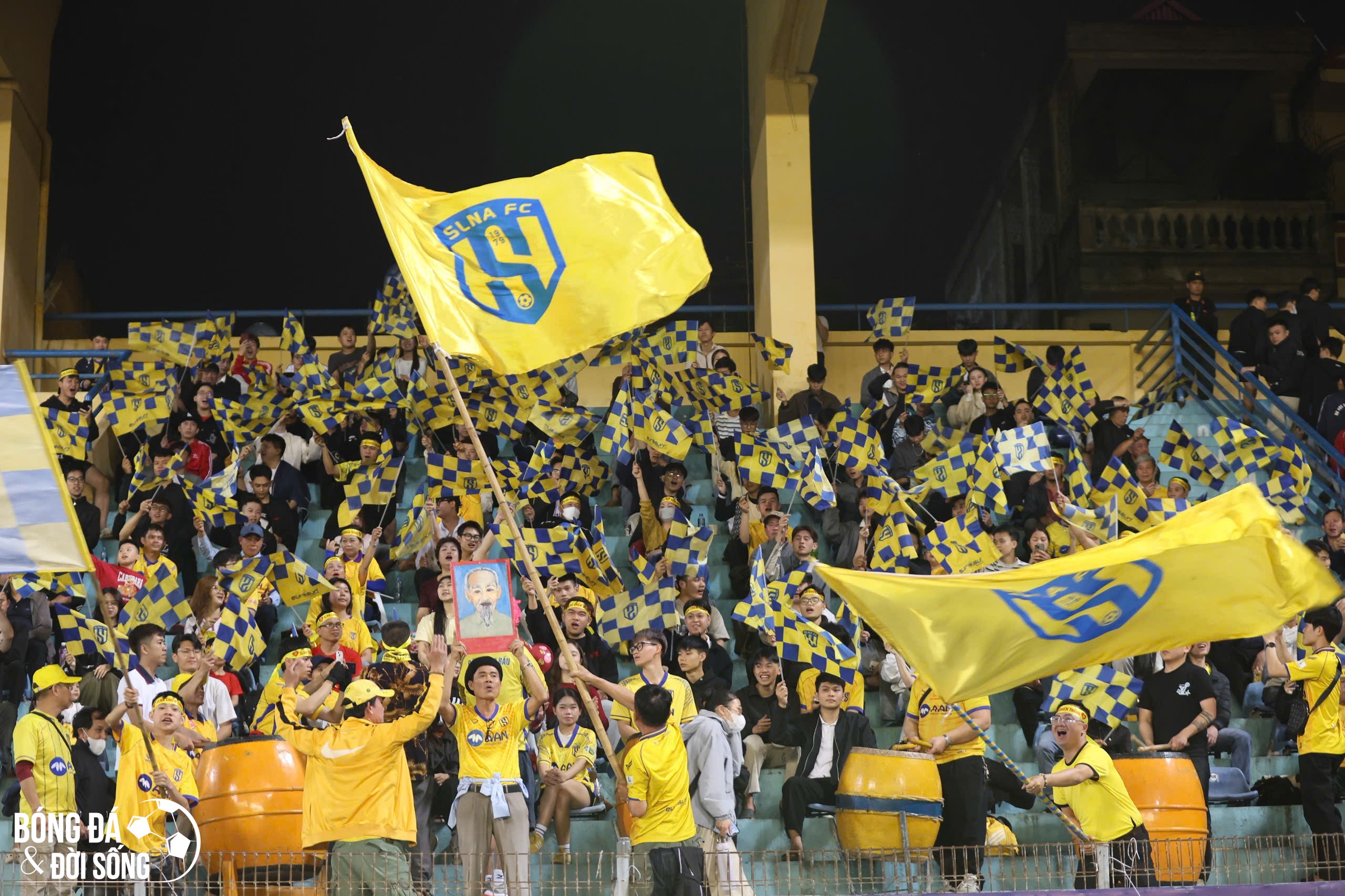 CĐV SLNA mang sắc vàng xứ Nghệ “phủ kín” một góc khán đài SVĐ Hàng Đẫy