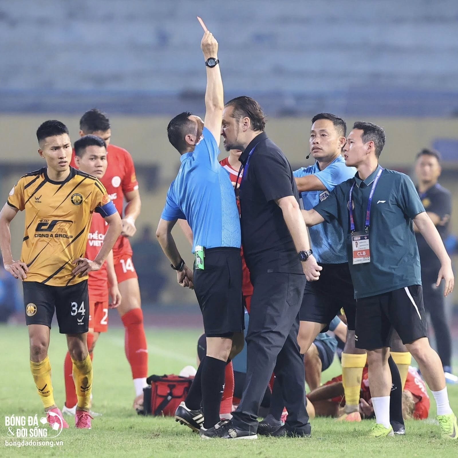 HLV Popov nhận thẻ đỏ sau khi phản ứng gay gắt với trọng tài