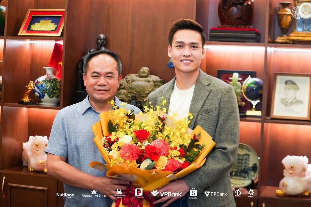 Trung vệ Bùi Hoàng Việt Anh báo tin vui cùng CLB Công an Hà Nội