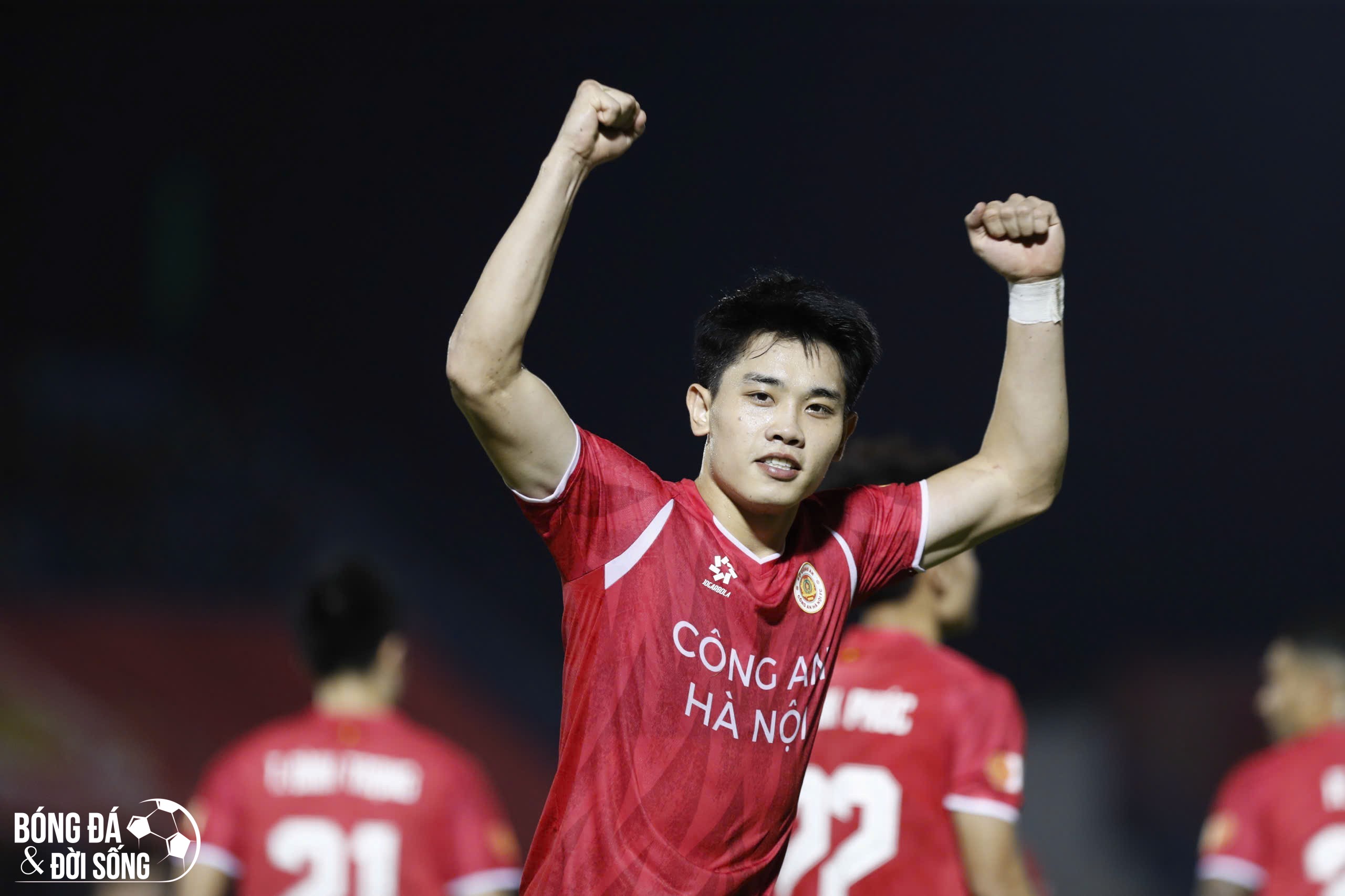 Tiền đạo Đình Bắc liên tục "nổ súng" tại V-League