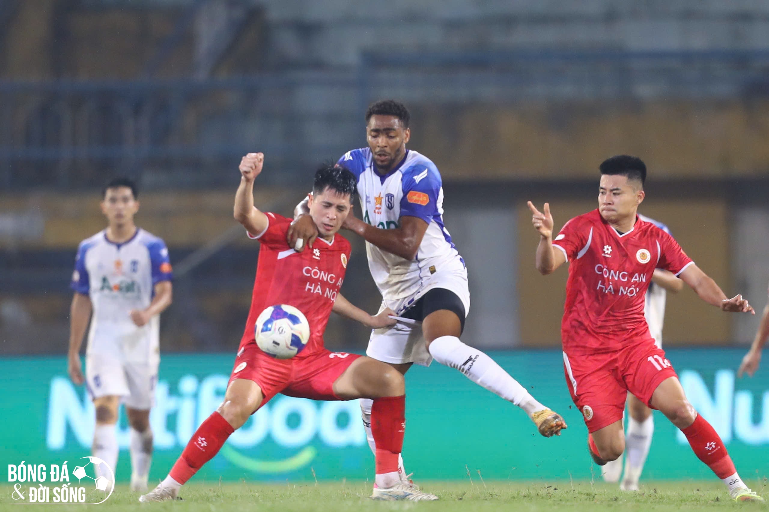 BXH V.League sau vòng 20: CAHN băng băng về đích, cuộc chiến trụ hạng nóng rực