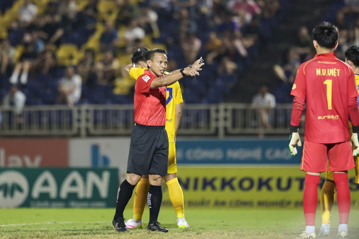 Trọng tài Malaysia cầm còi trận "chung kết ngược" V-League