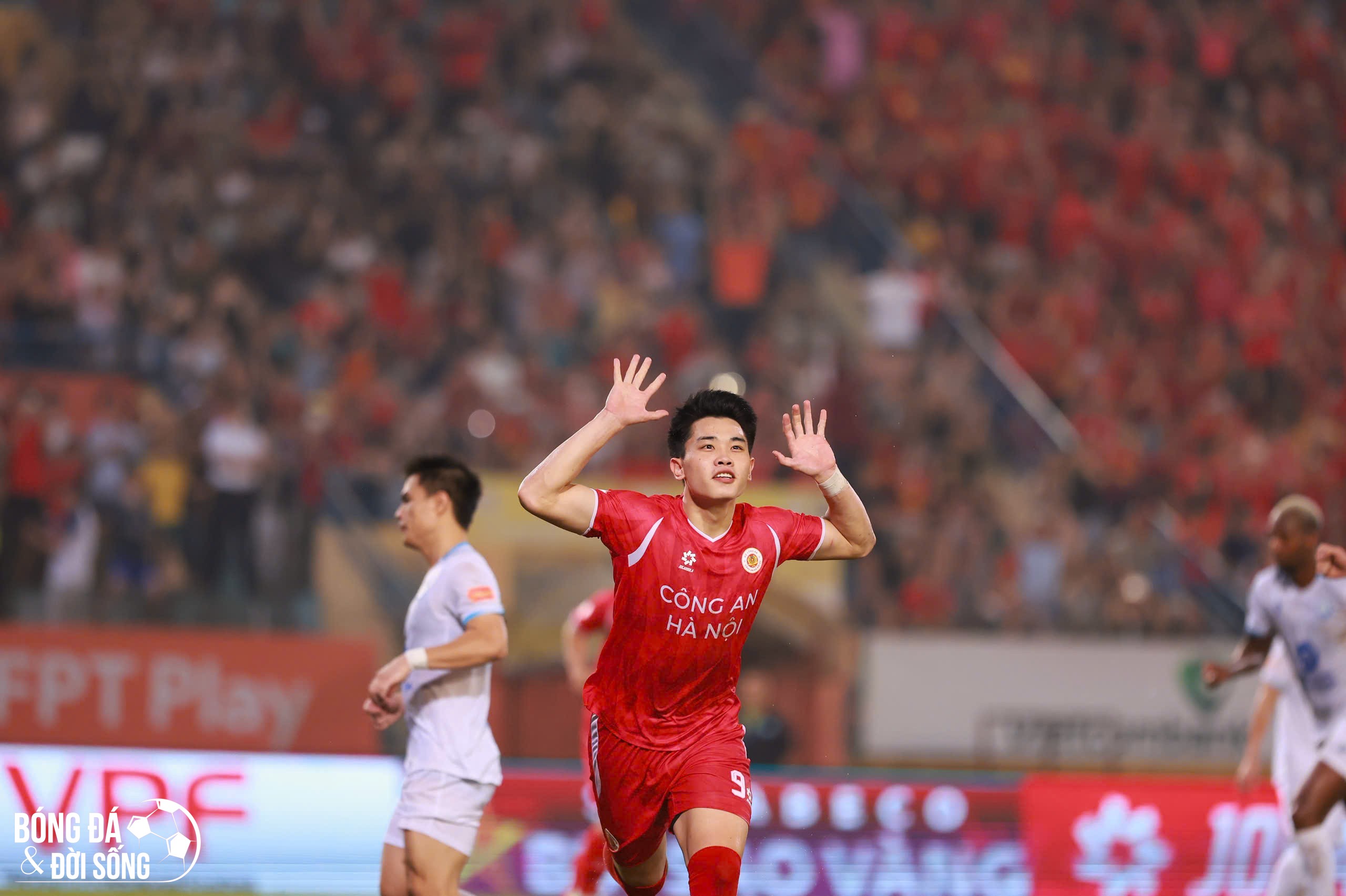 Tiền đạo Đình Bắc thăng hoa, CAHN tiến gần với ngôi vương V-League
