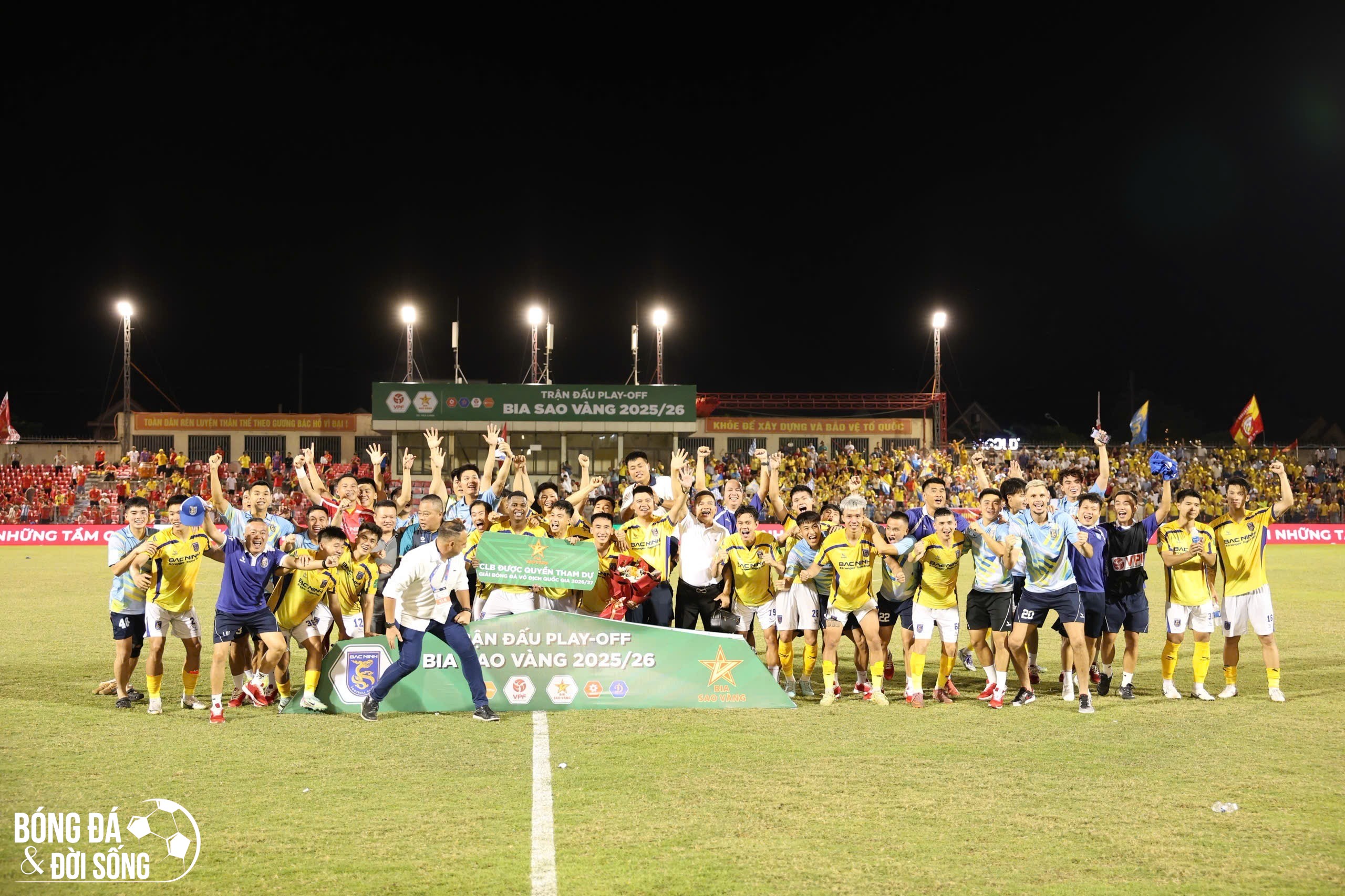CLB Bắc Ninh ăn mừng đầy cảm xúc sau khi thăng hạng V-League