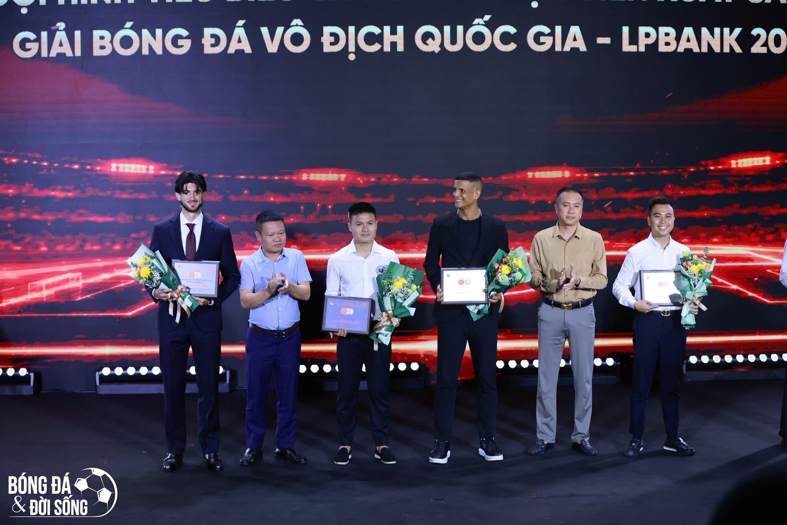 Đình Bắc cùng dàn sao CAHN "thắng lớn" tại V.League Awards 2026