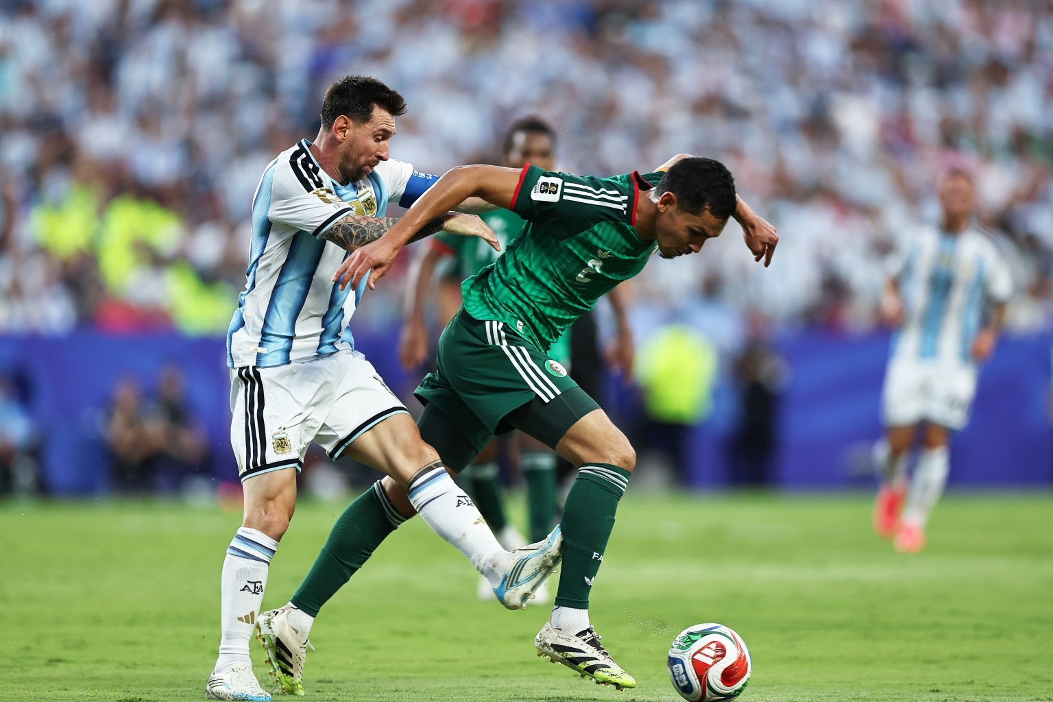 Tuyển Algeria kiện FIFA vì Messi thoát thẻ đỏ