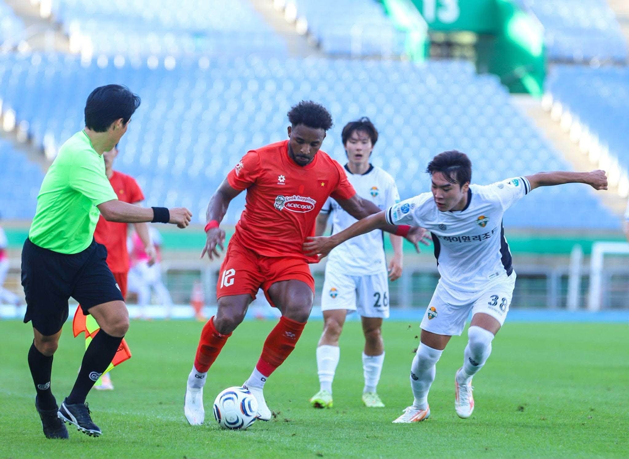 ĐT Việt Nam đánh bại Gangwon FC, toàn thắng 3 trận tại Hàn Quốc