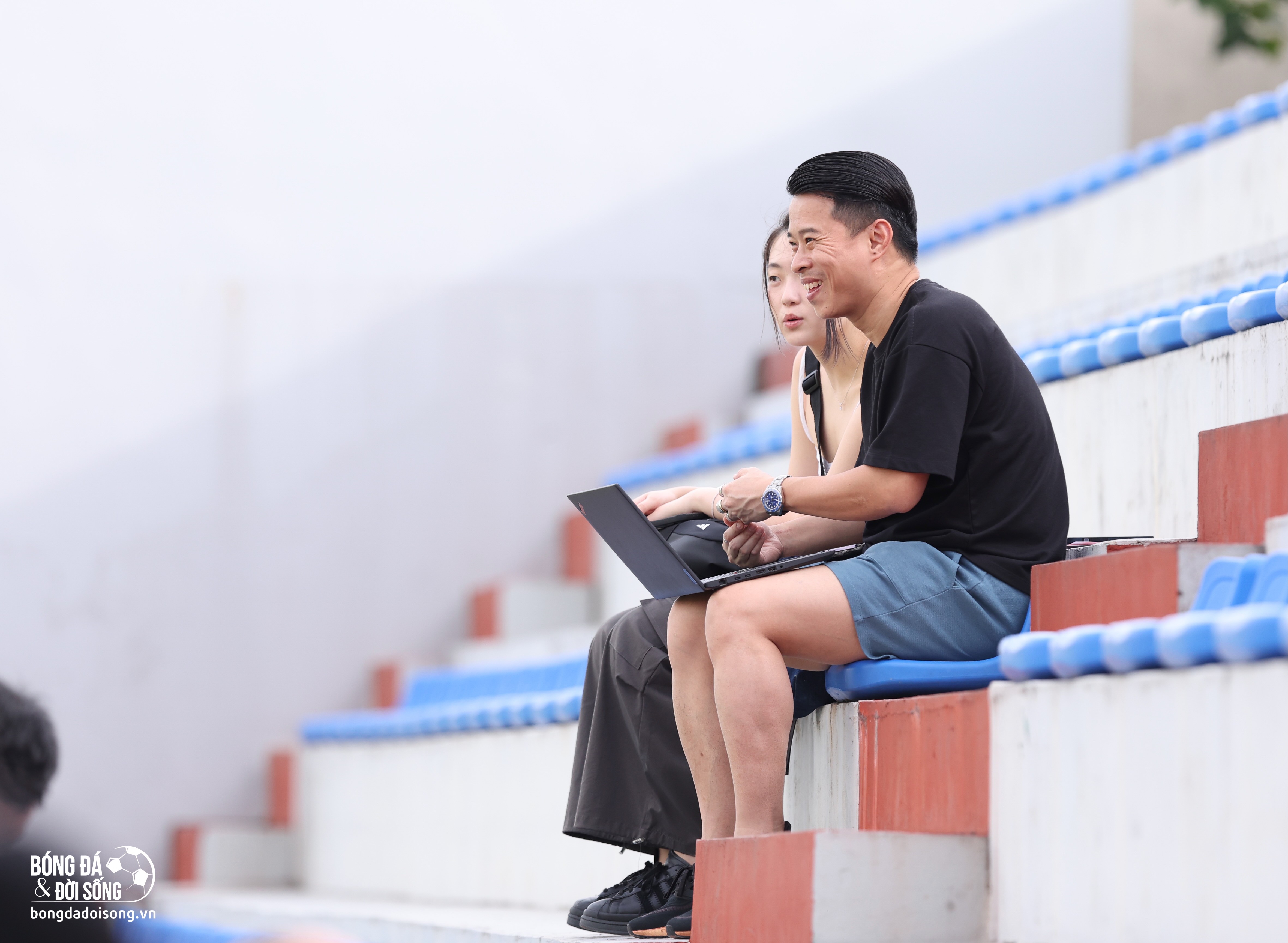 Phóng viên Singapore bất ngờ xuất hiện tại sân tập để theo dõi sao nhập tịch tuyển Việt Nam