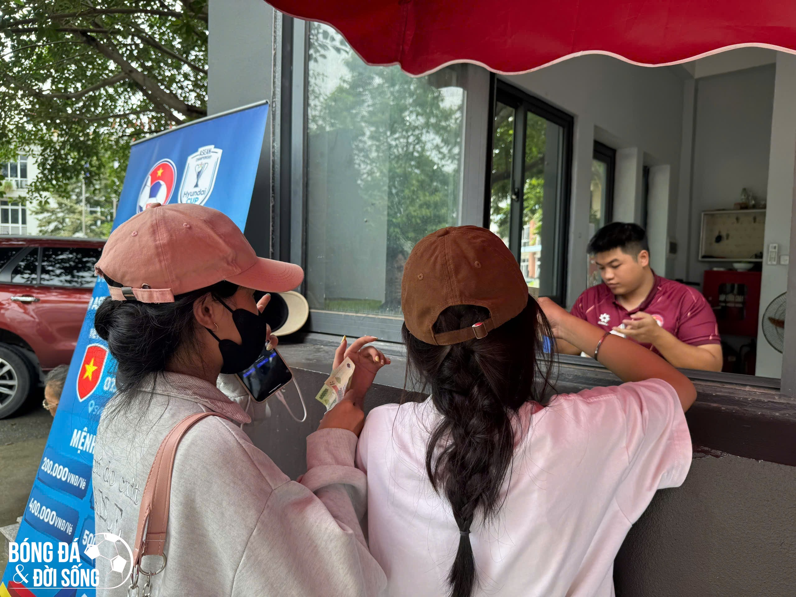 CĐV vượt gần 80 km từ 5h30 sáng để mua vé xem tuyển Việt Nam