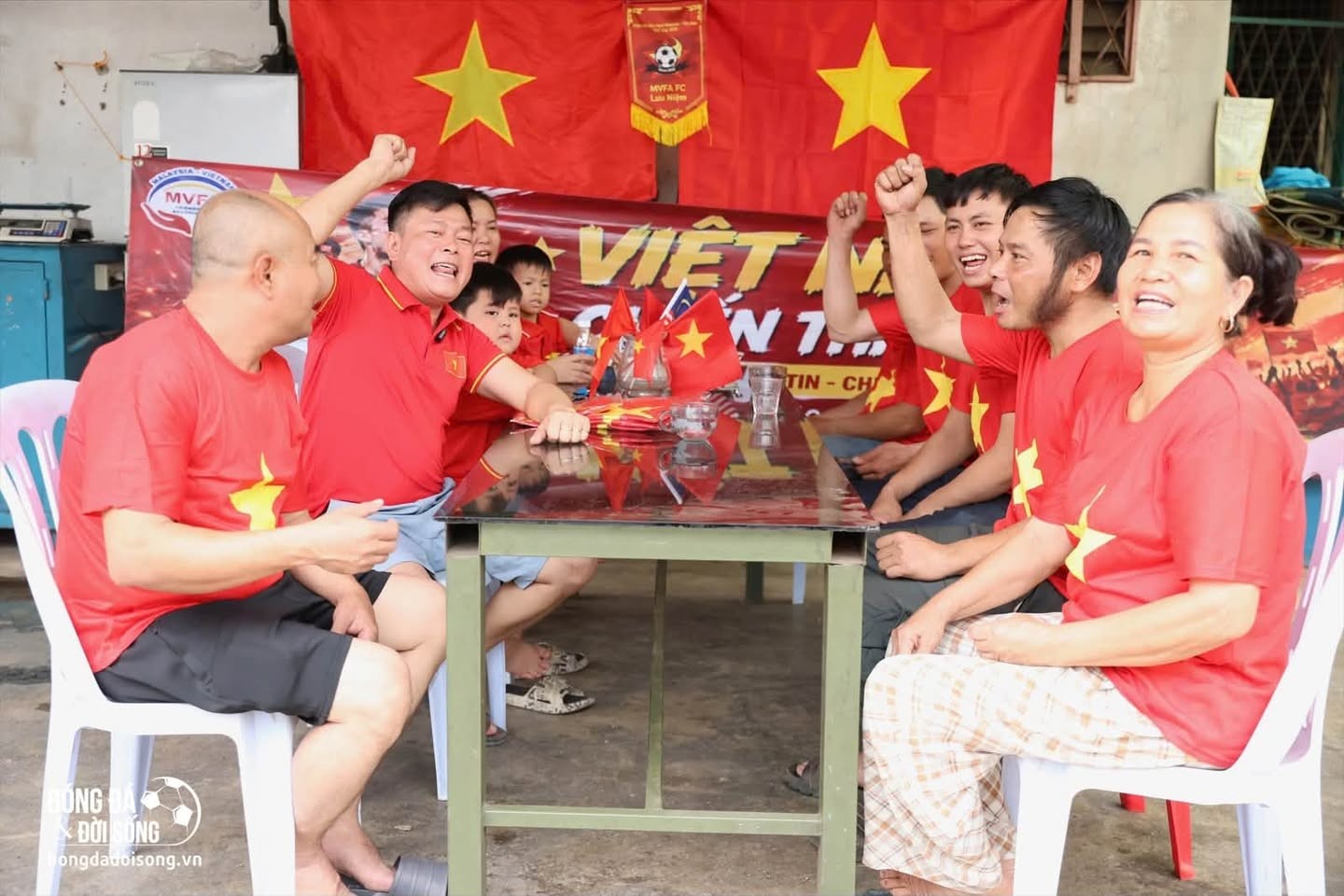 Kiều bào Việt Nam vượt hơn 100km, huy động hơn 500 người “nhuộm đỏ” sân tại Malaysia