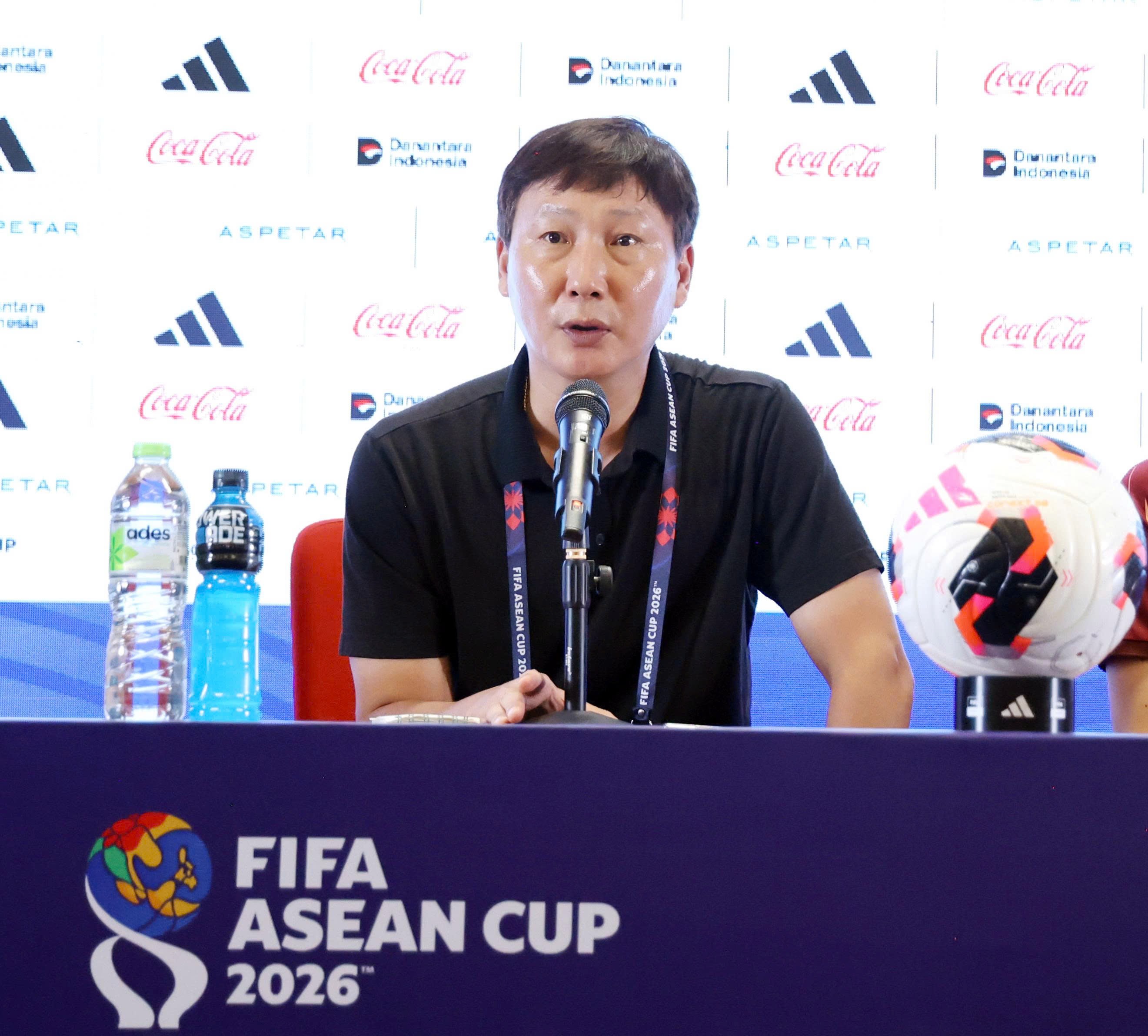 HLV Kim Sang Sik: Tuyển Việt Nam bị ảnh hưởng bởi thời tiết nóng