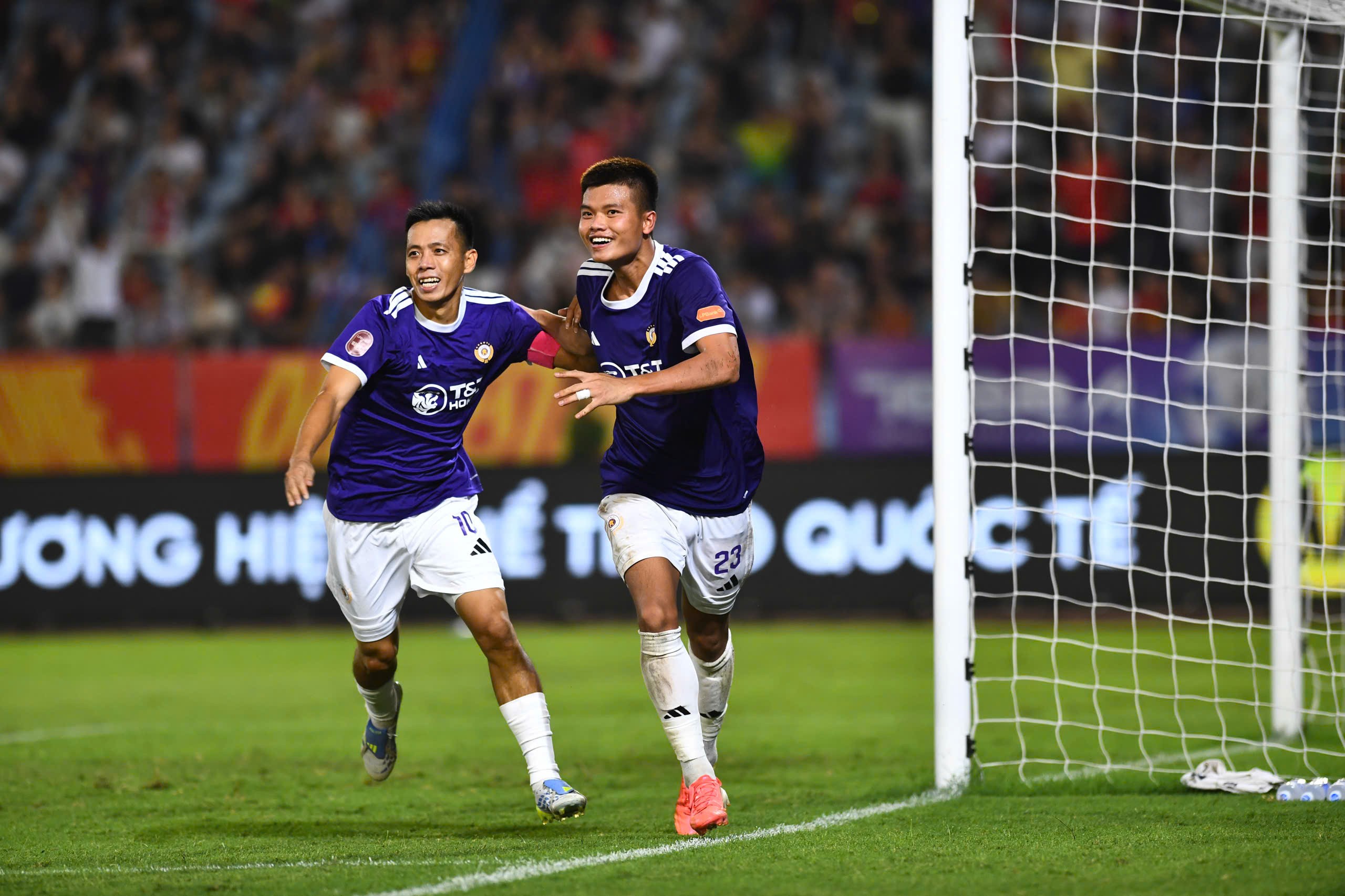 Văn Quyết tự hào khi Hà Nội FC đánh bại CAHN ở derby Thủ đô