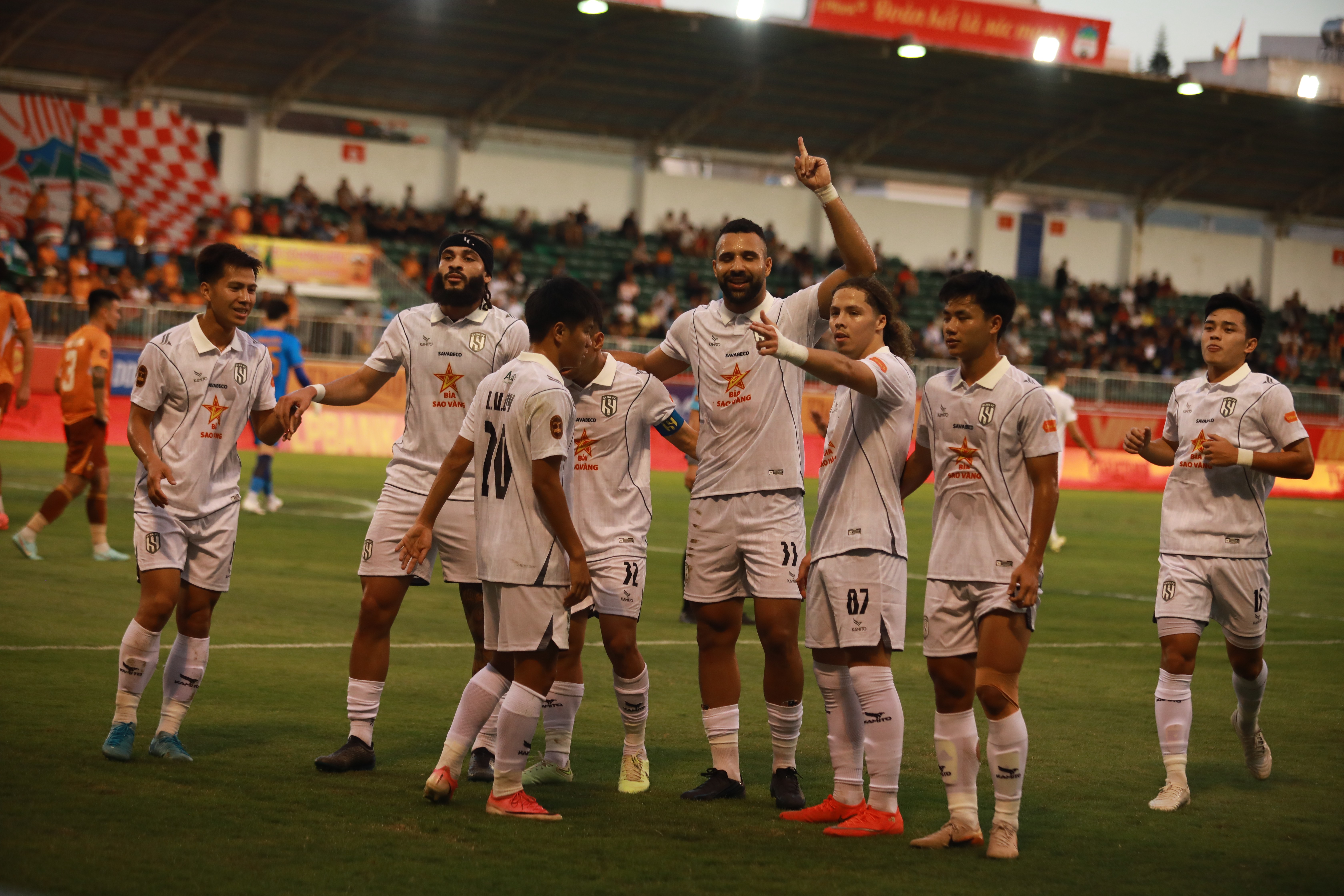 SLNA đánh bại HAGL, vươn lên dẫn đầu V.League 2026/27