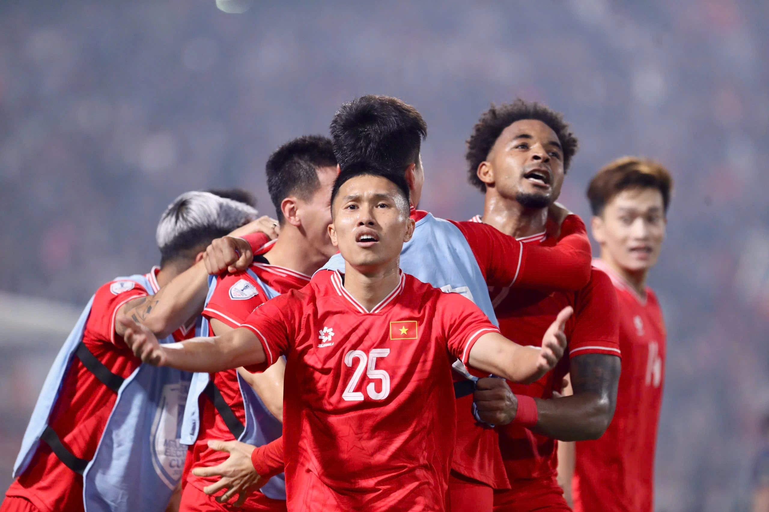 doan-ngoc-tan-xuan-son-ghi-ban-aff-cup-2024-chung-ket-thai-viet-tri-212025-minh-tu-17358282845481471932549-1736964768.webp