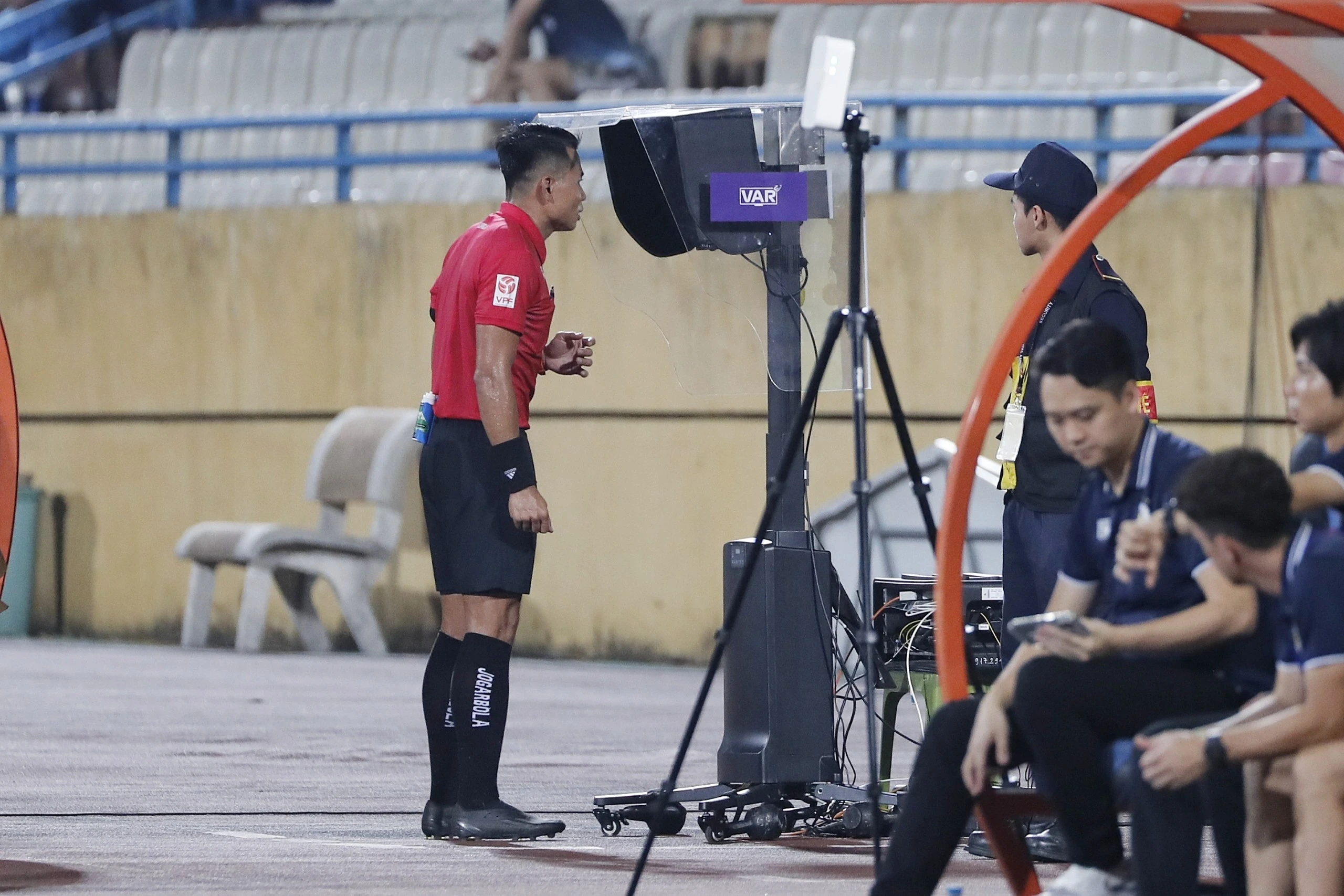 Trọng tài V-League bị chấn chỉnh vì dựa dẫm VAR