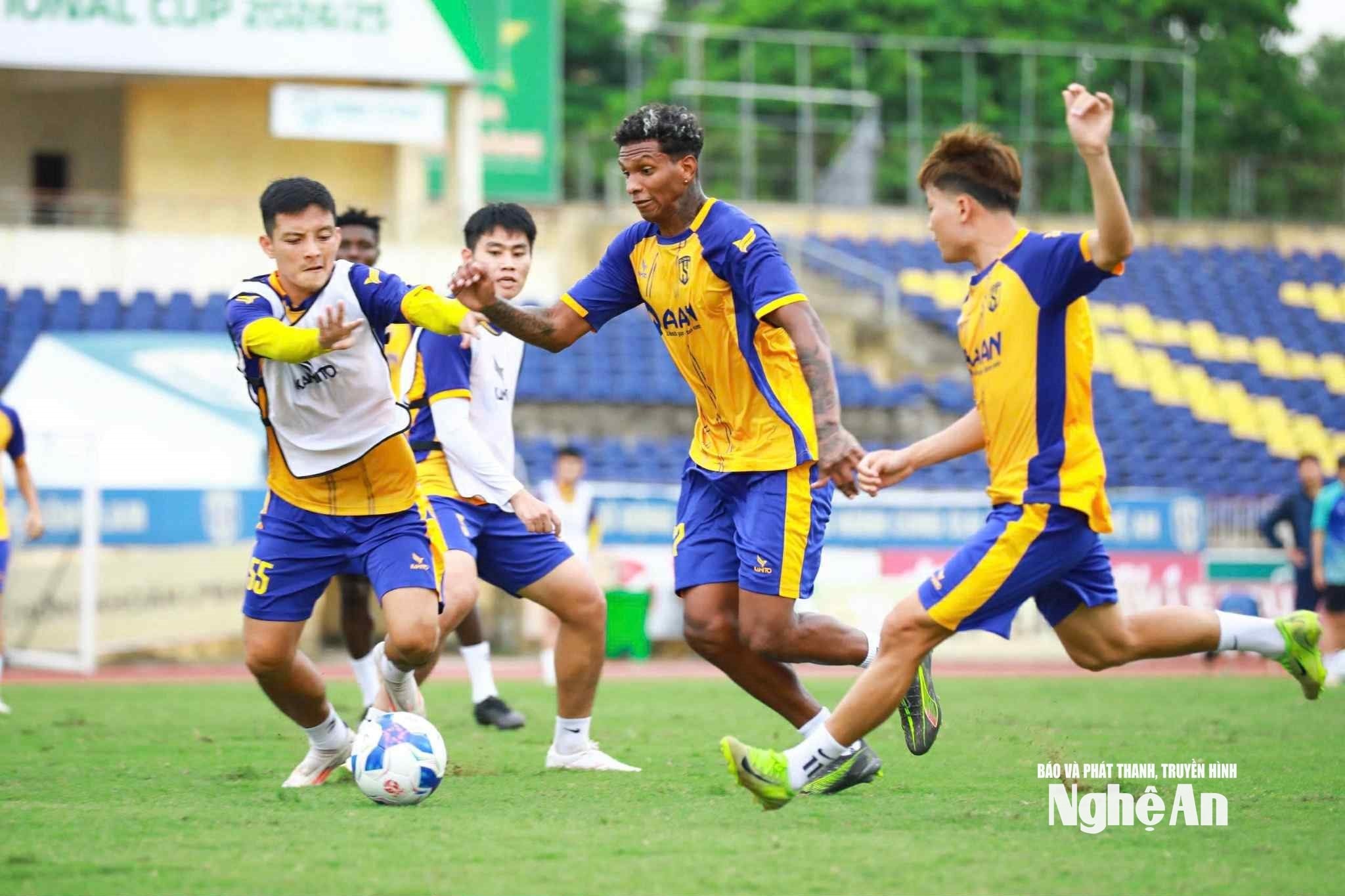 Sông Lam Nghệ An ‘chốt sổ’ ngoại binh Nam Mỹ cho mùa giải mới