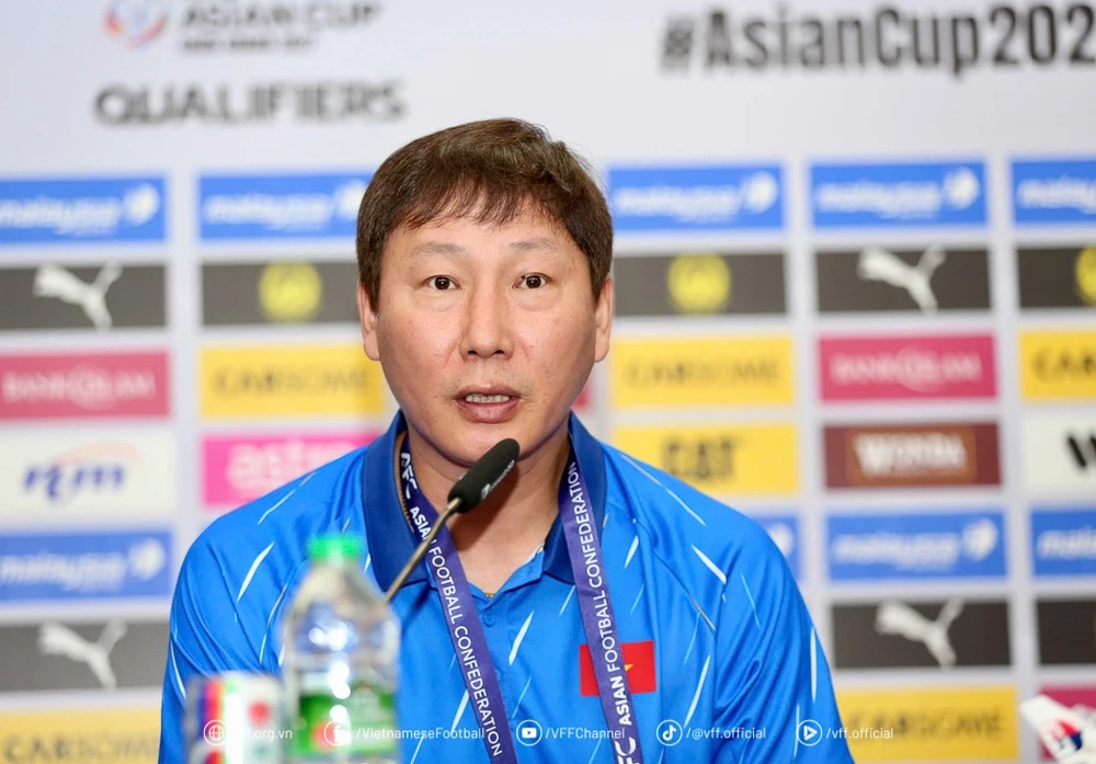 HLV Kim Sang Sik lý giải nguyên nhân gạch tên tiền vệ Việt kiều Trần Thành Trung ở giải châu Á
