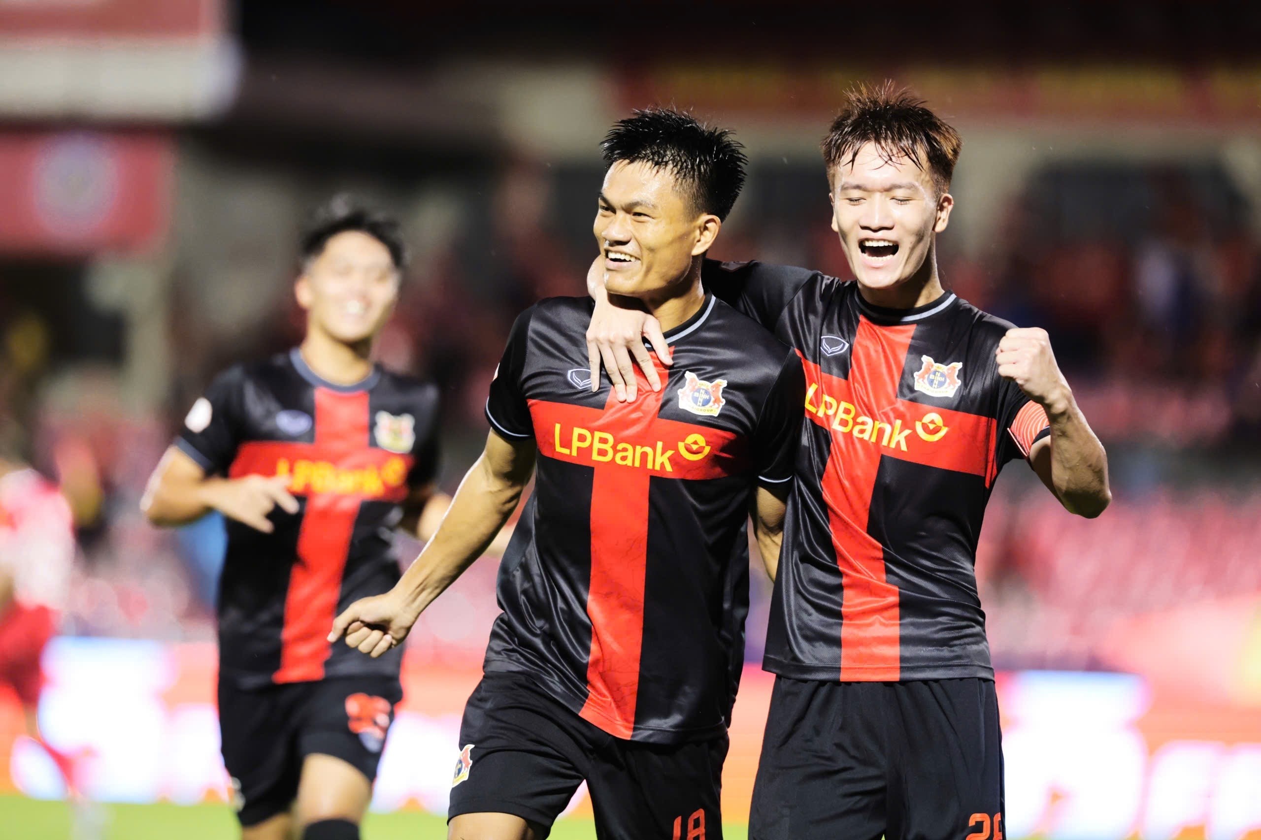 Đội bóng của Hoàng Đức đạt thành tích vô tiền khoáng hậu