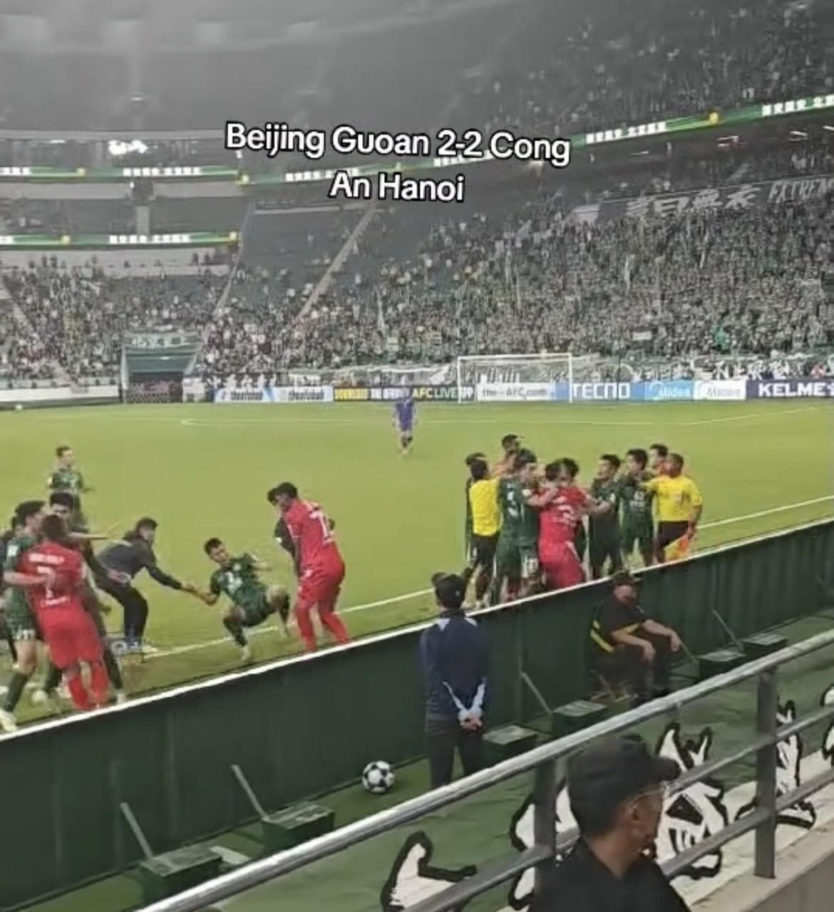 Va chạm căng thẳng với đội bóng Trung Quốc, Công an Hà Nội bị CĐV ném vật thể lạ