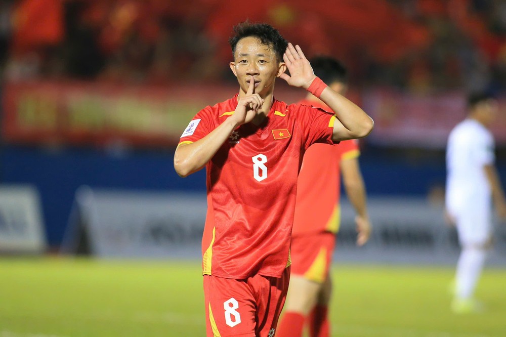 Tiền vệ tuyển Việt Nam báo tin dữ cho HLV Kim Sang Sik