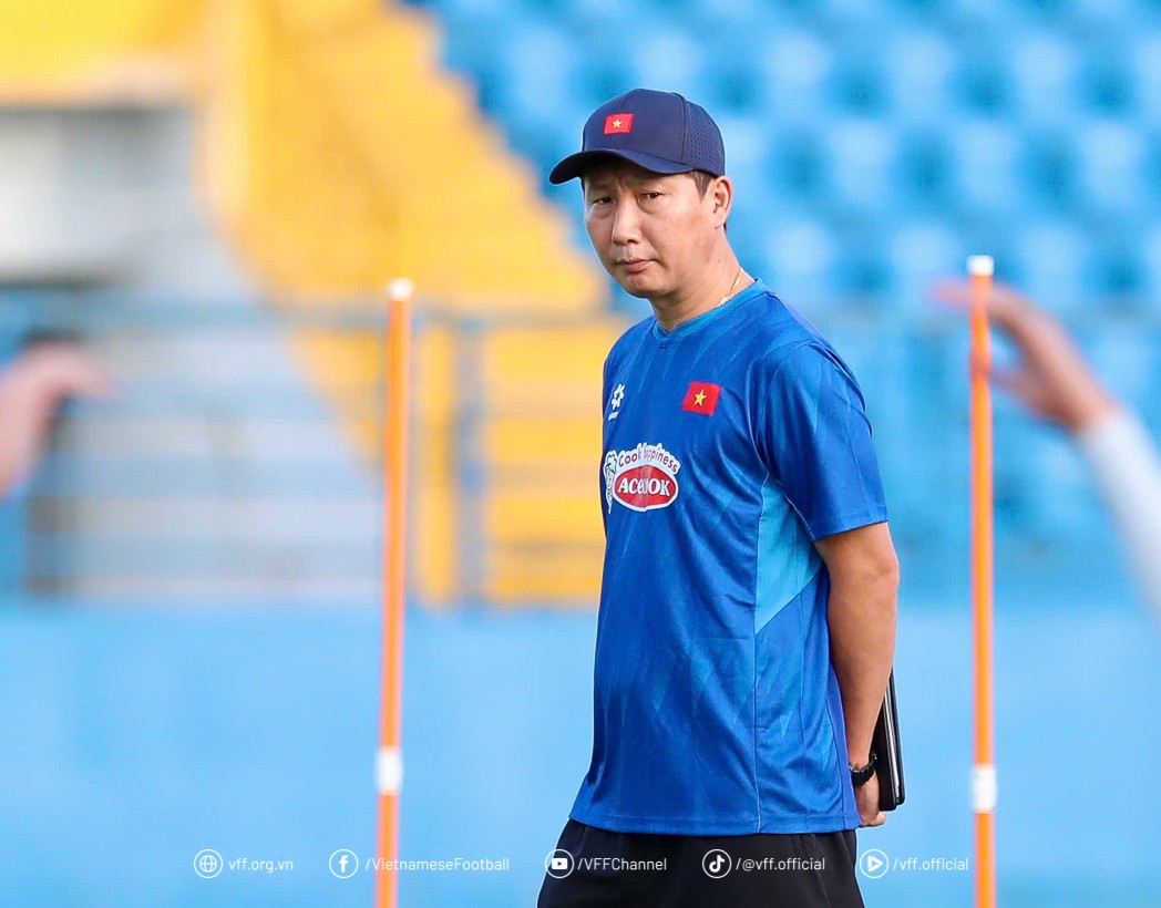 HLV Kim Sang Sik gặp khó về lực lượng trong buổi tập đầu tiên của tuyển Việt Nam