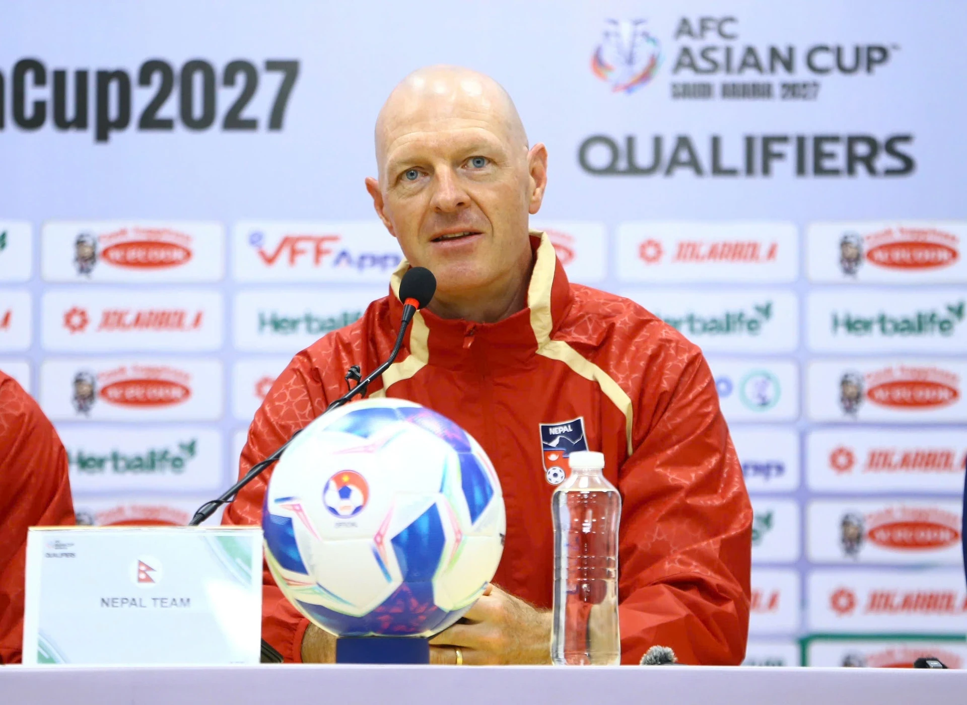 HLV Nepal cầu mưa, quyết tâm đánh bại tuyển Việt Nam trên sân Thống Nhất