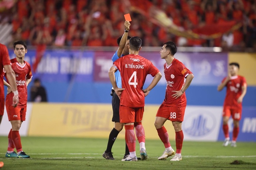 Vòng 8 V-League: Loạt trụ cột vắng mặt vì treo giò