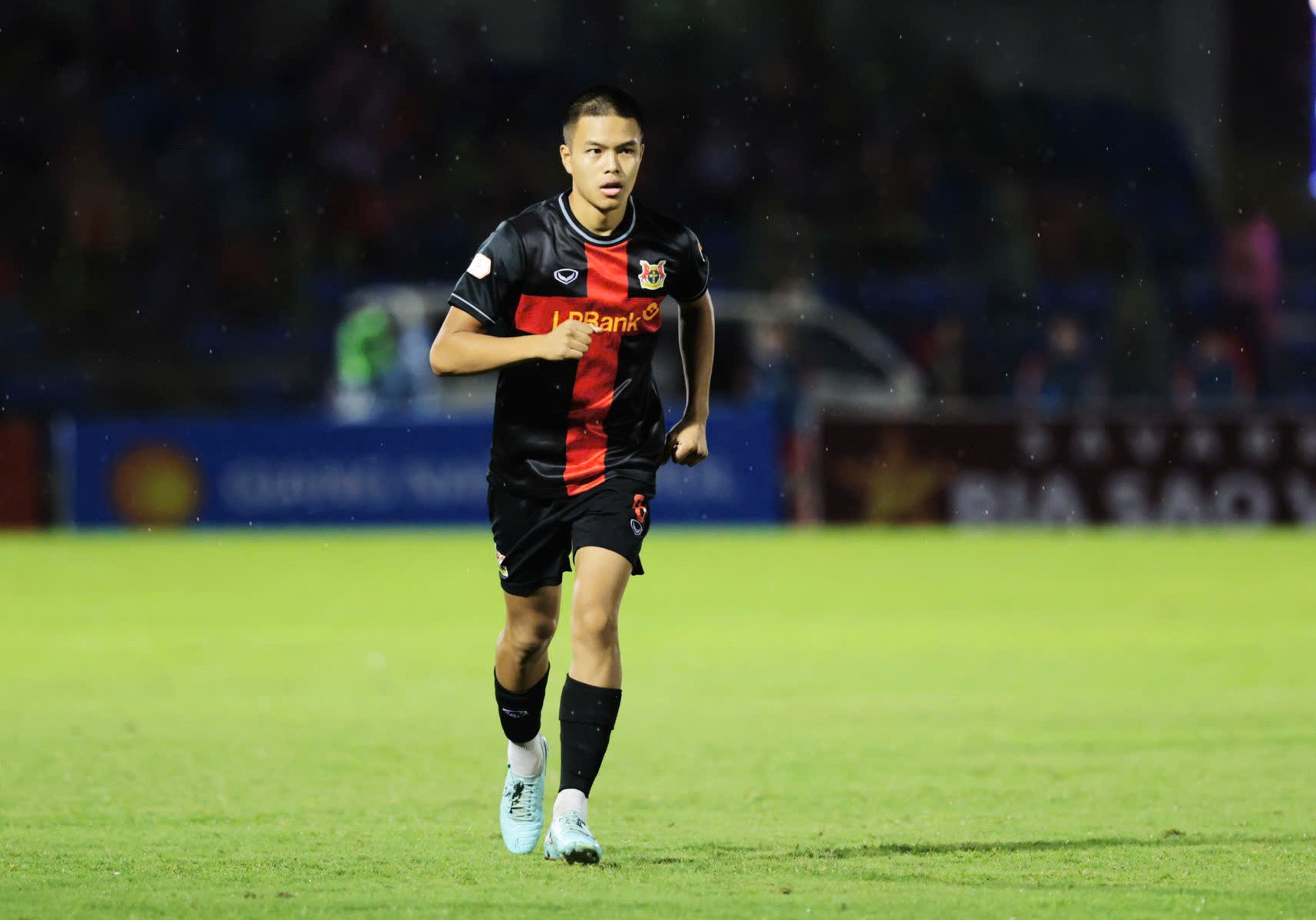 Sao trẻ Việt kiều Trần Thành Trung vỡ òa trong lần đầu đá chính tại V-League