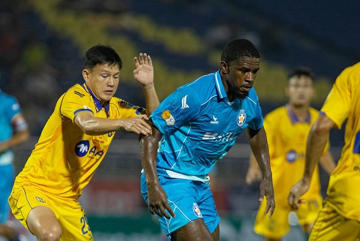 Kết quả V-League: Thoát thua phút bù giờ, Đà Nẵng giành lại 1 điểm trên sân nhà trước SLNA