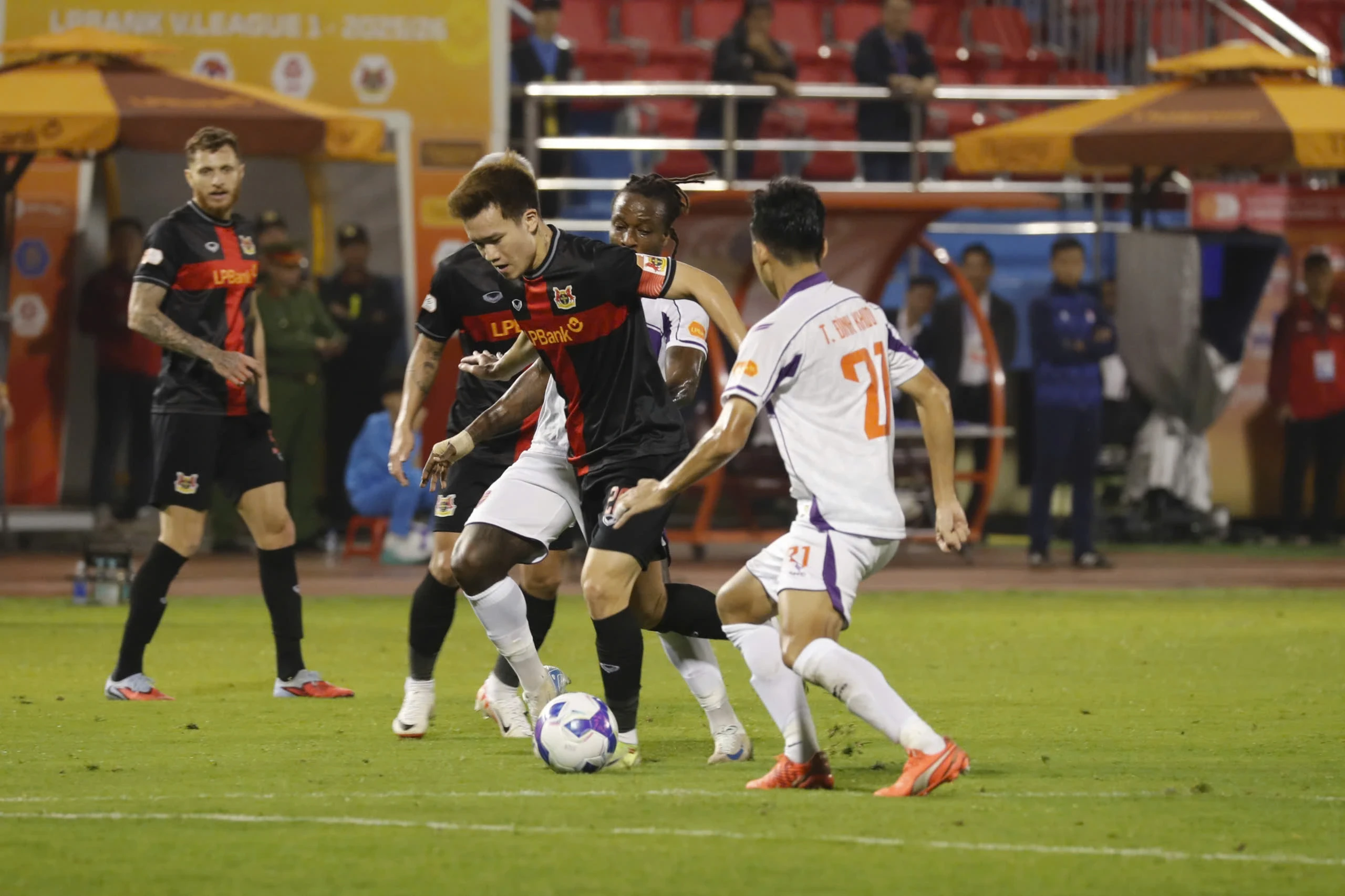 Kết quả V-League: Hòa đáng tiếc trước Becamex TP.HCM, Ninh Bình nguy cơ mất ngôi đầu bảng