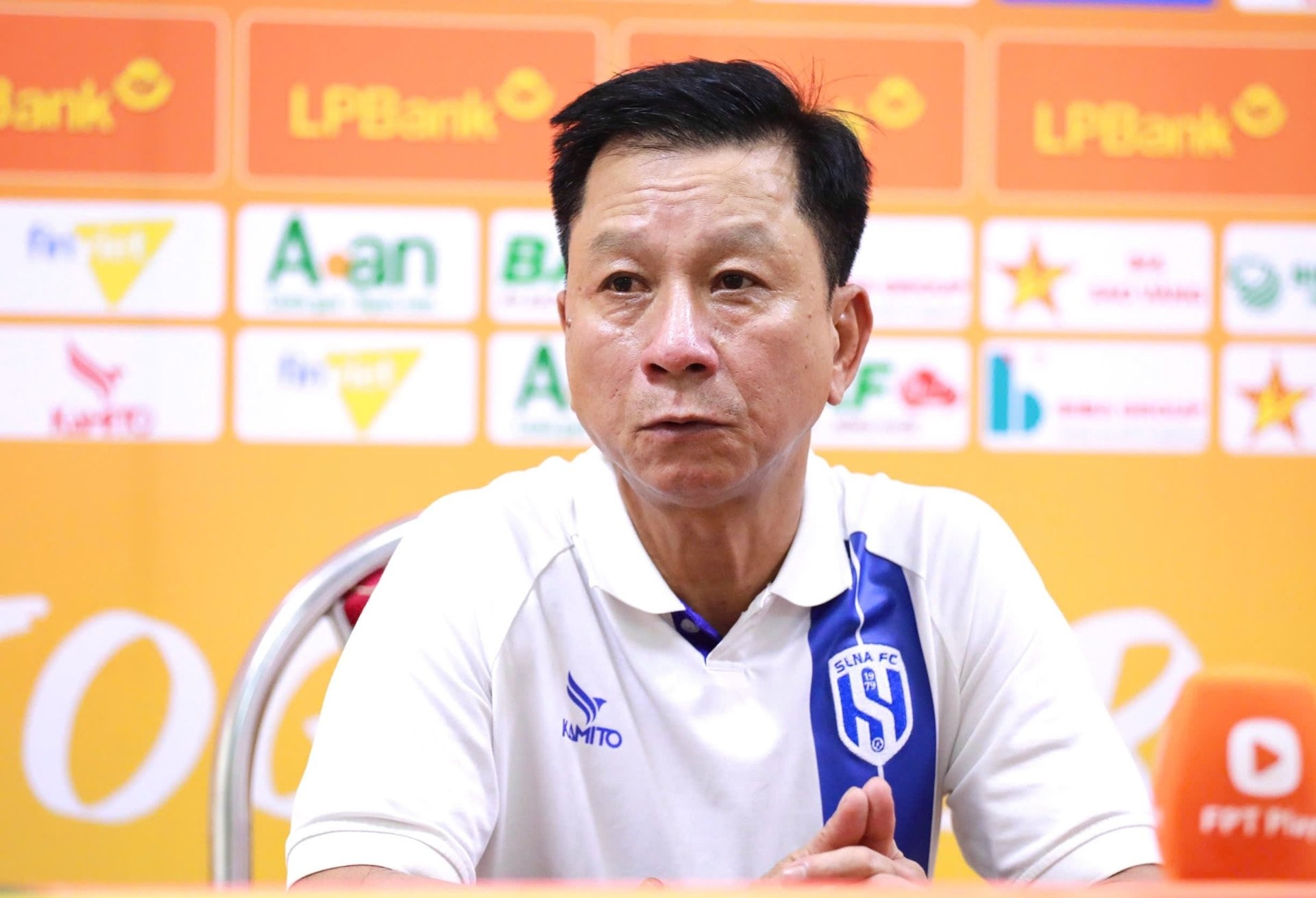 HLV Văn Sỹ Sơn hạnh phúc, hé lộ kế hoạch tương lai của SLNA sau trận thắng Becamex TPHCM
