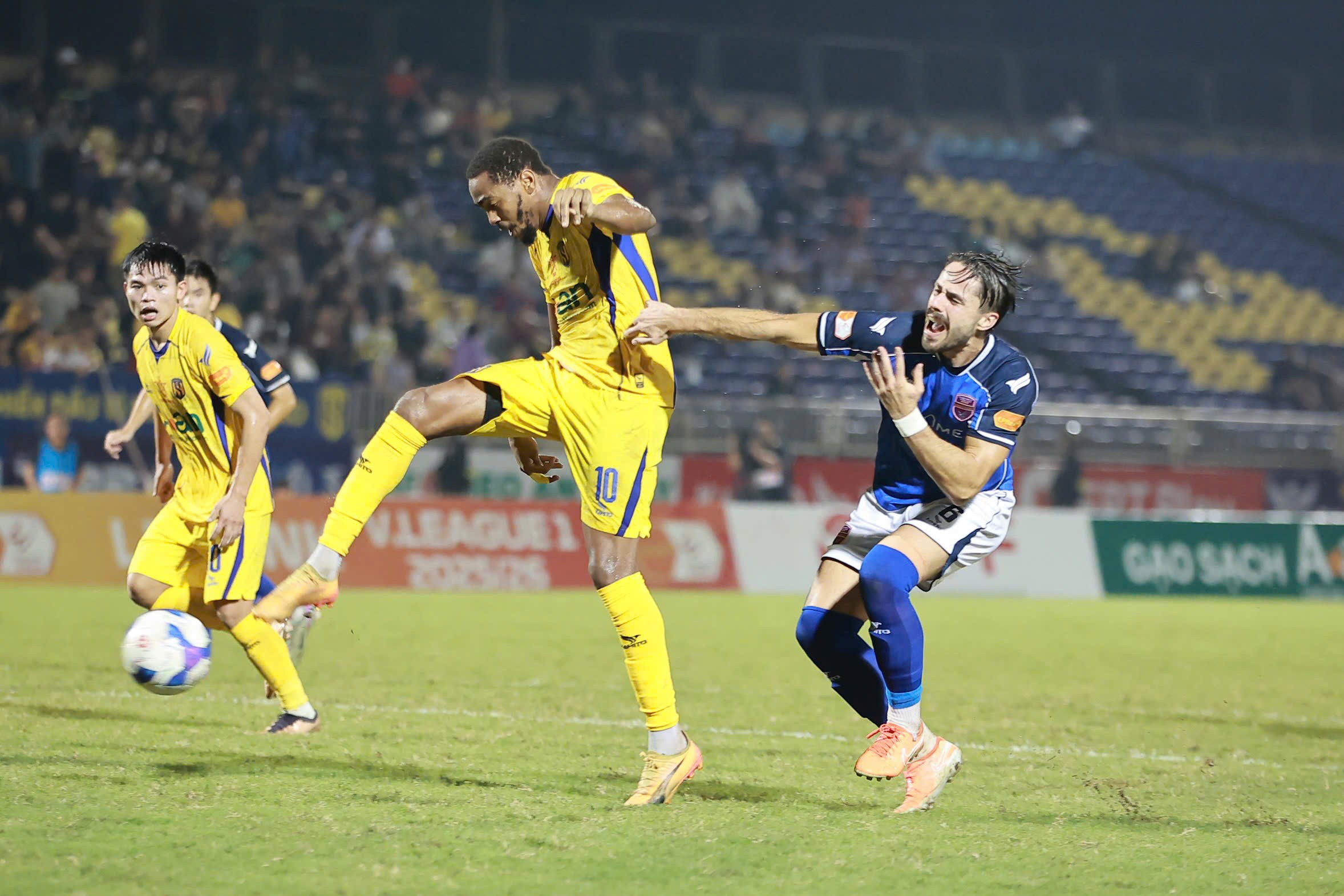 Highlights V-League: Ngoại binh ghi cú đúp, Sông Lam Nghệ An thắng kịch tính Becamex TPHCM