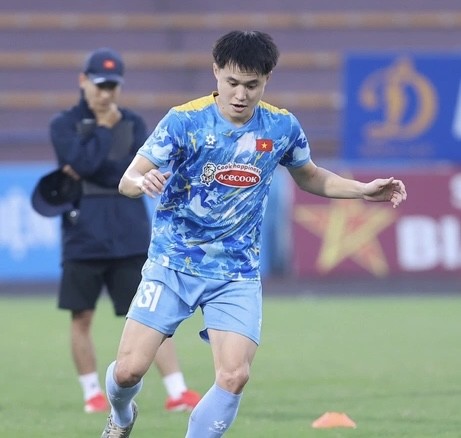 Tân binh ĐT Việt Nam quyết tâm ghi điểm với HLV Kim Sang Sik, nói điều bất ngờ về Xuân Son