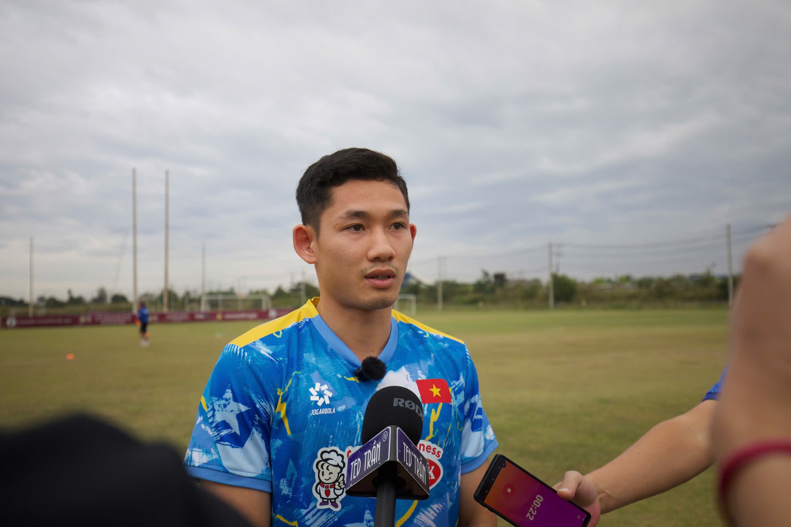 Tiền vệ Hai Long quyết tâm xé lưới Lào, tiết lộ cảm giác đặc biệt khi tái hợp Xuân Son