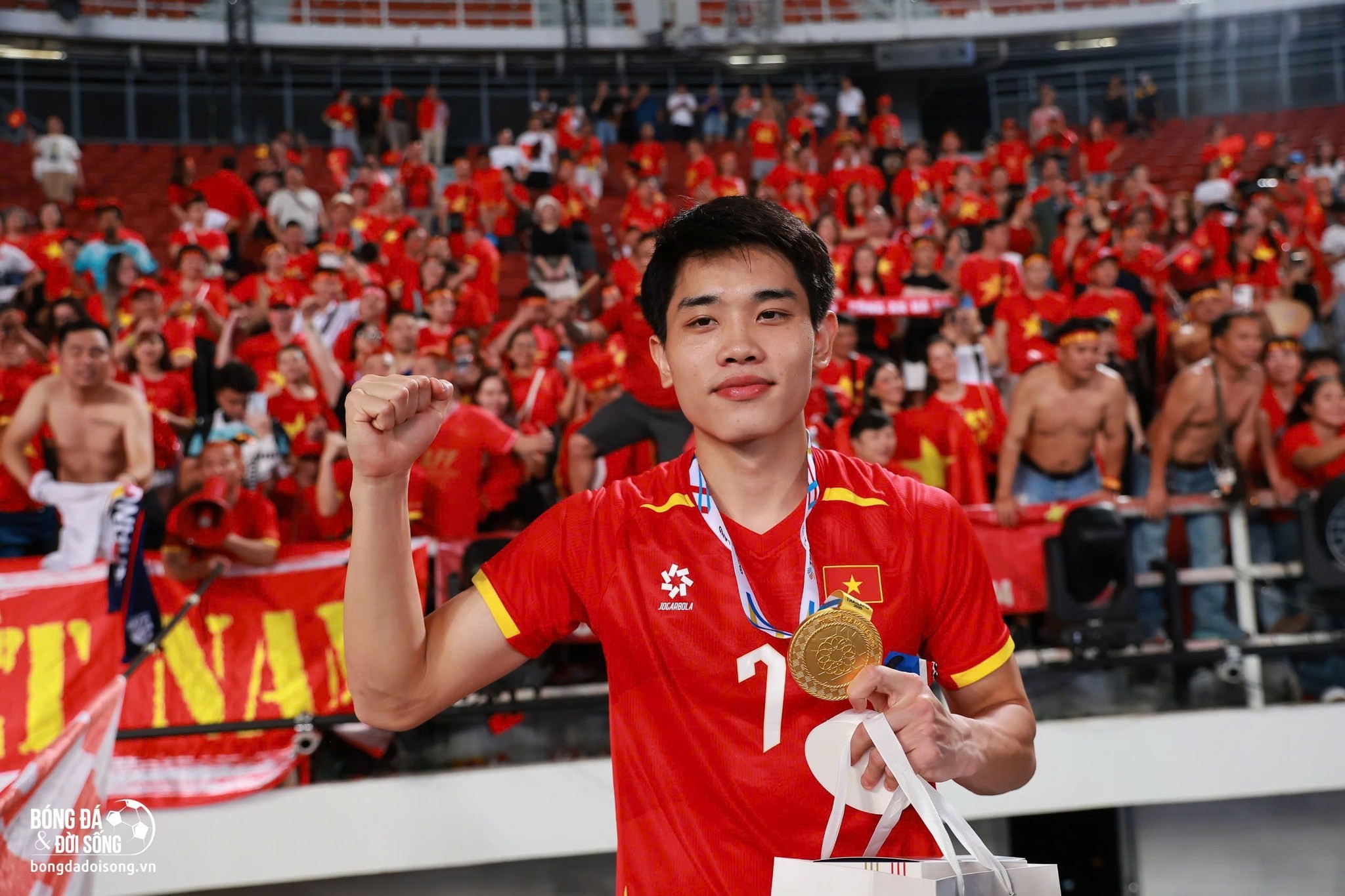 Tiền đạo Đình Bắc nhận cú đúp danh hiệu tại lễ trao giải Quả bóng Vàng 2025