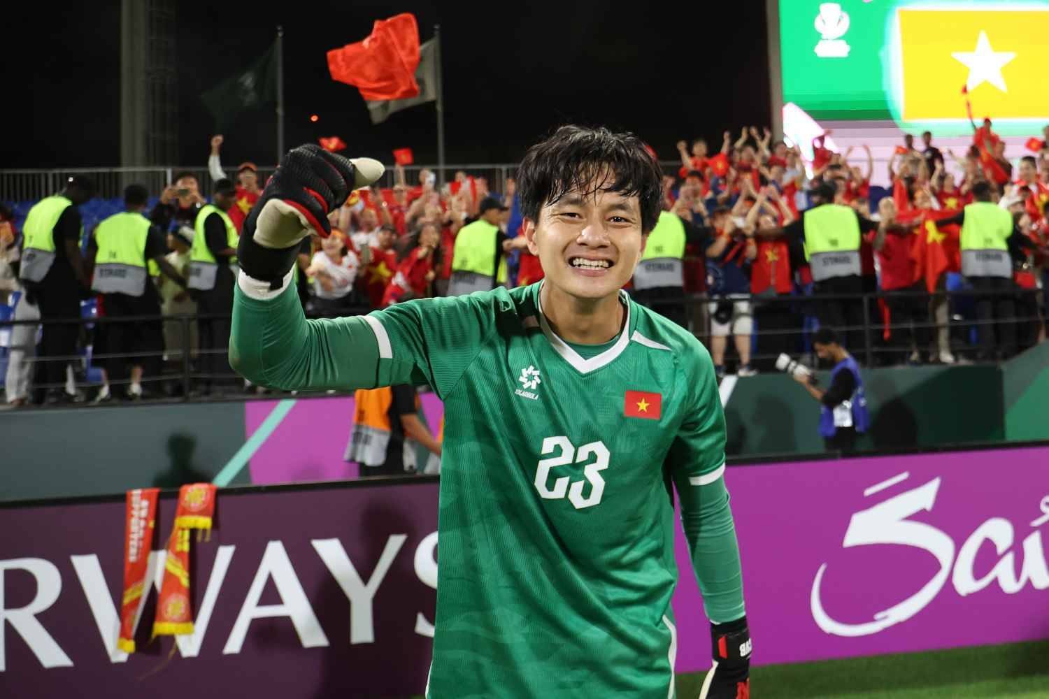 Người hùng Cao Văn Bình: “Tôi nhìn vào mắt đối thủ để bắt bài penalty”