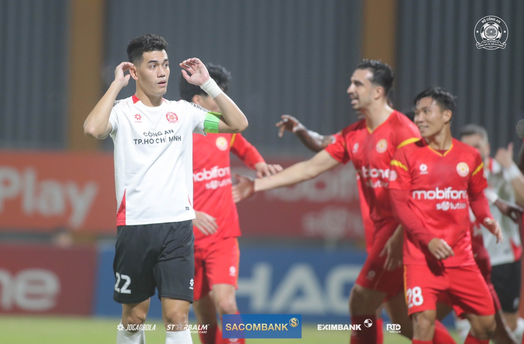 Hai tiền đạo ĐT Việt Nam đều đá hụt pen tại Vòng 12 V-League