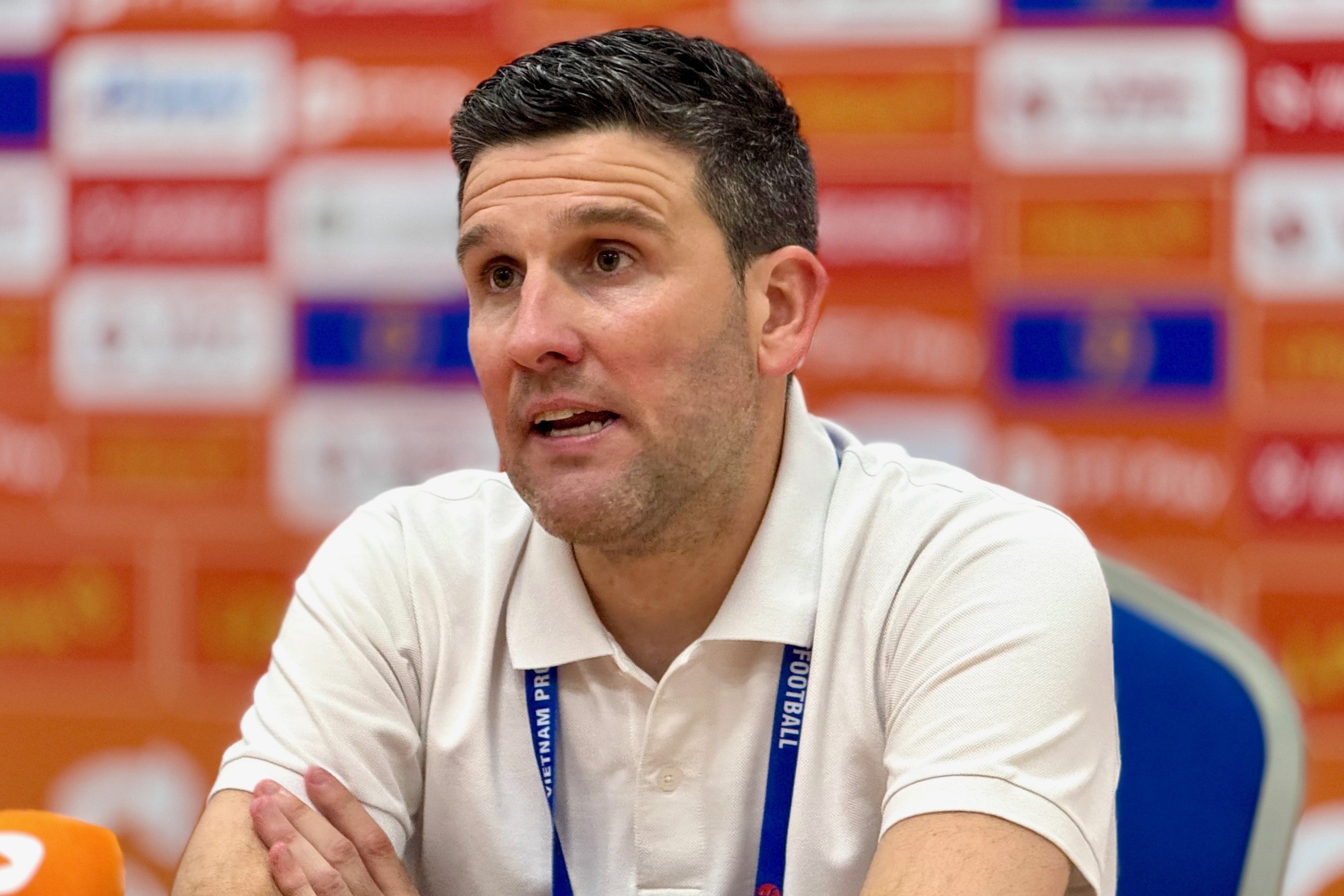 HLV CLB Ninh Bình: “Trọng tài người Malaysia đã phá nát trận đấu”