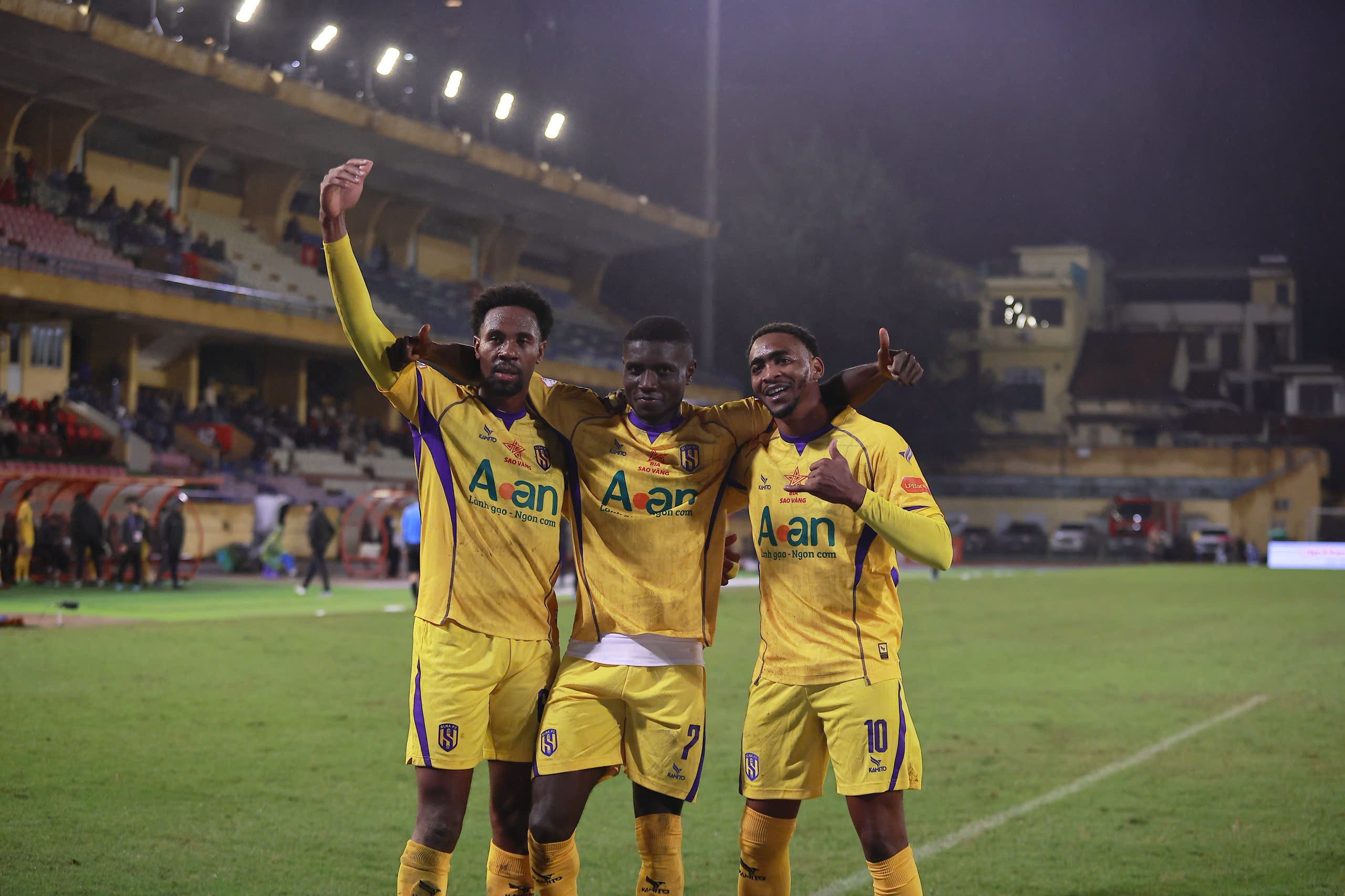 Kết quả V-League: Chơi thiếu người, Sông Lam Nghệ An vẫn thắng đậm Thể Công Viettel