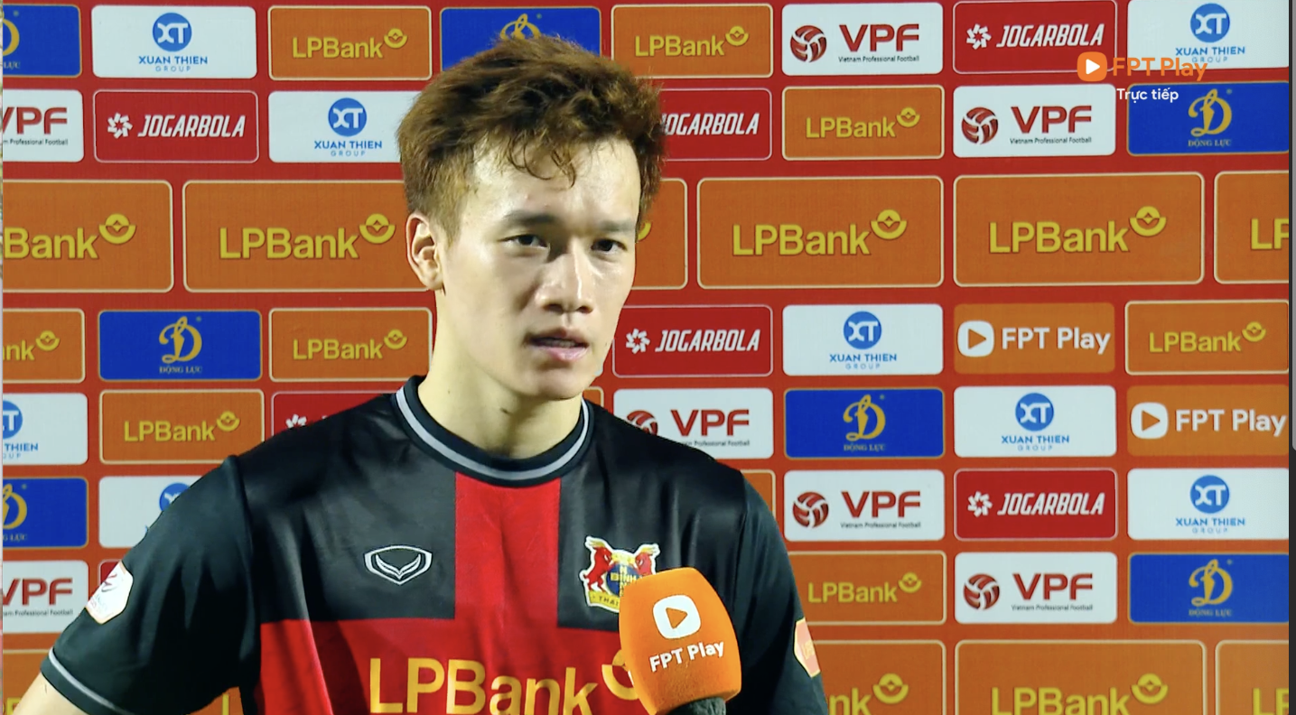 Tiền vệ Hoàng Đức nói thẳng về cuộc đua vô địch sau trận thua Nam Định