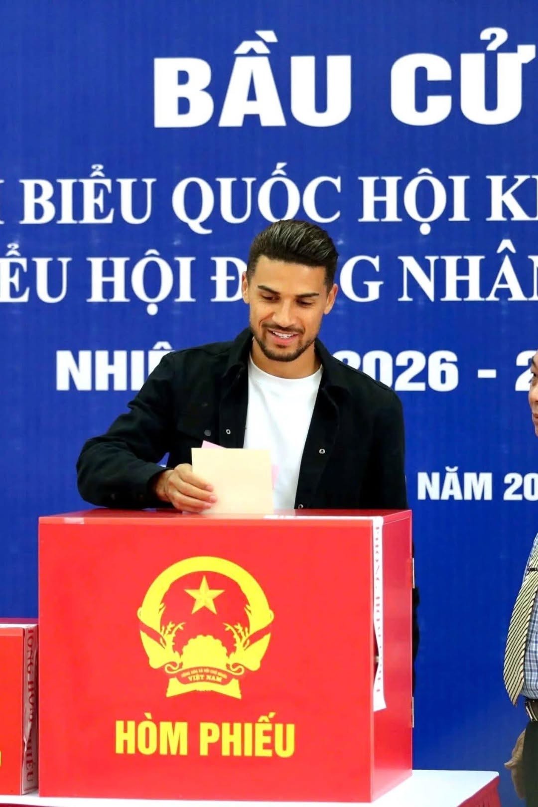 Tiền vệ Đỗ Hoàng Hên lần đầu đi bầu cử, bày tỏ niềm tự hào khi là người Việt Nam