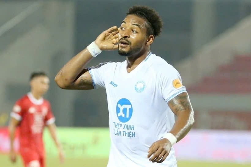 Tiền đạo Xuân Son phản ứng gay gắt sau pha bóng gây tranh cãi