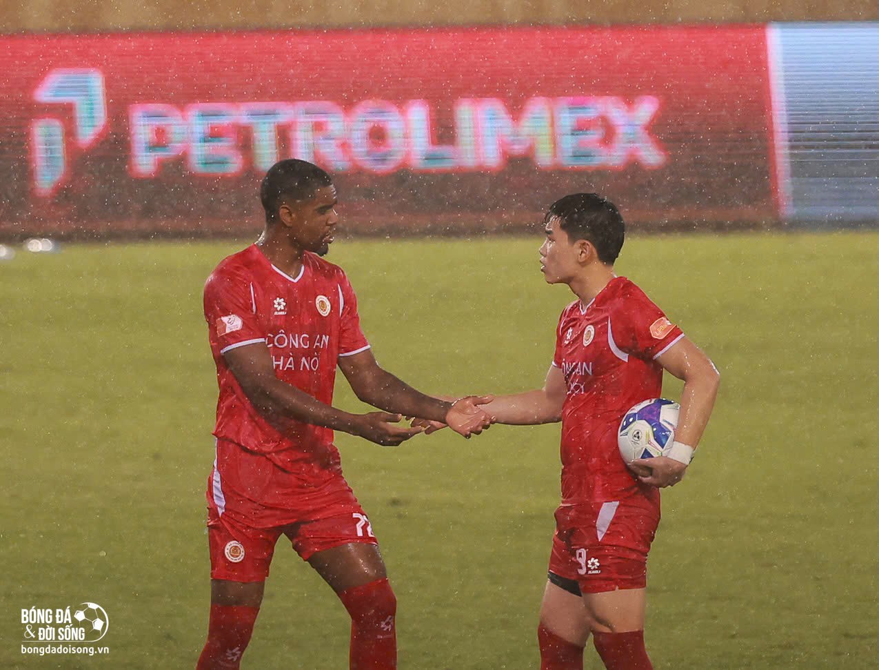 Đình Bắc bị ngoại binh tranh đá pen trong ngày CAHN vô địch V-League