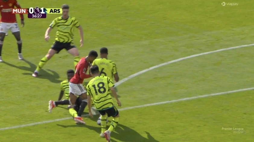 Bùng nổ tranh cãi, điểm may mắn nhất giúp Arsenal thắng MU được chỉ ra