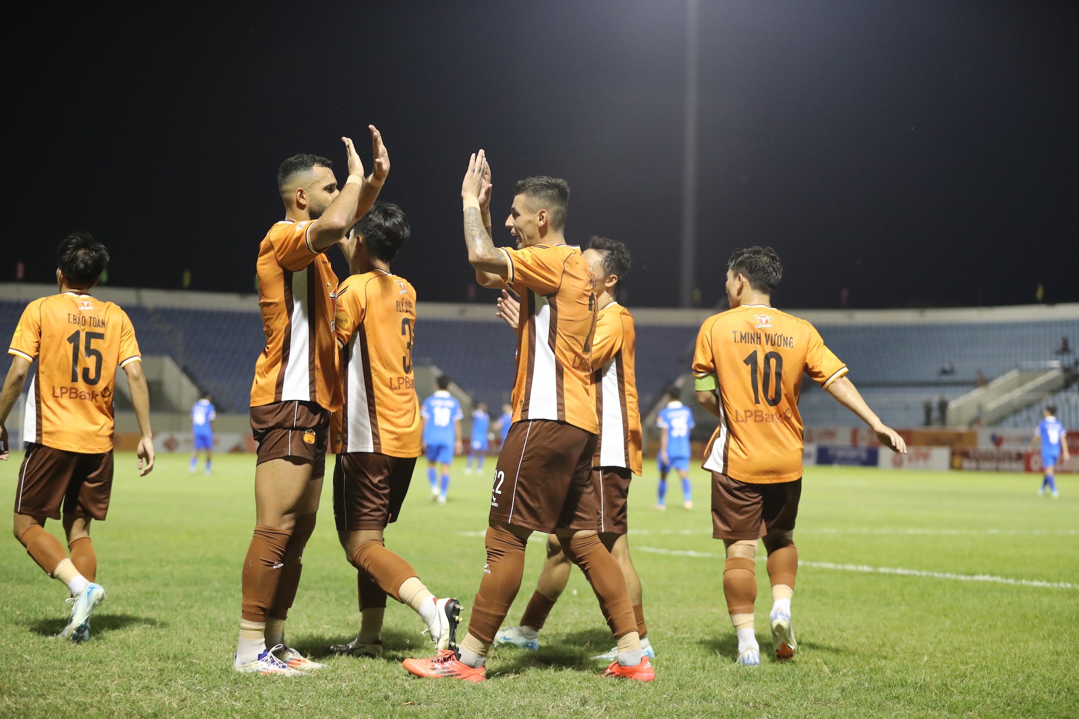 Bảng xếp hạng V-League 2024/25 mới nhất: Hoàng Anh Gia Lai dẫn đầu