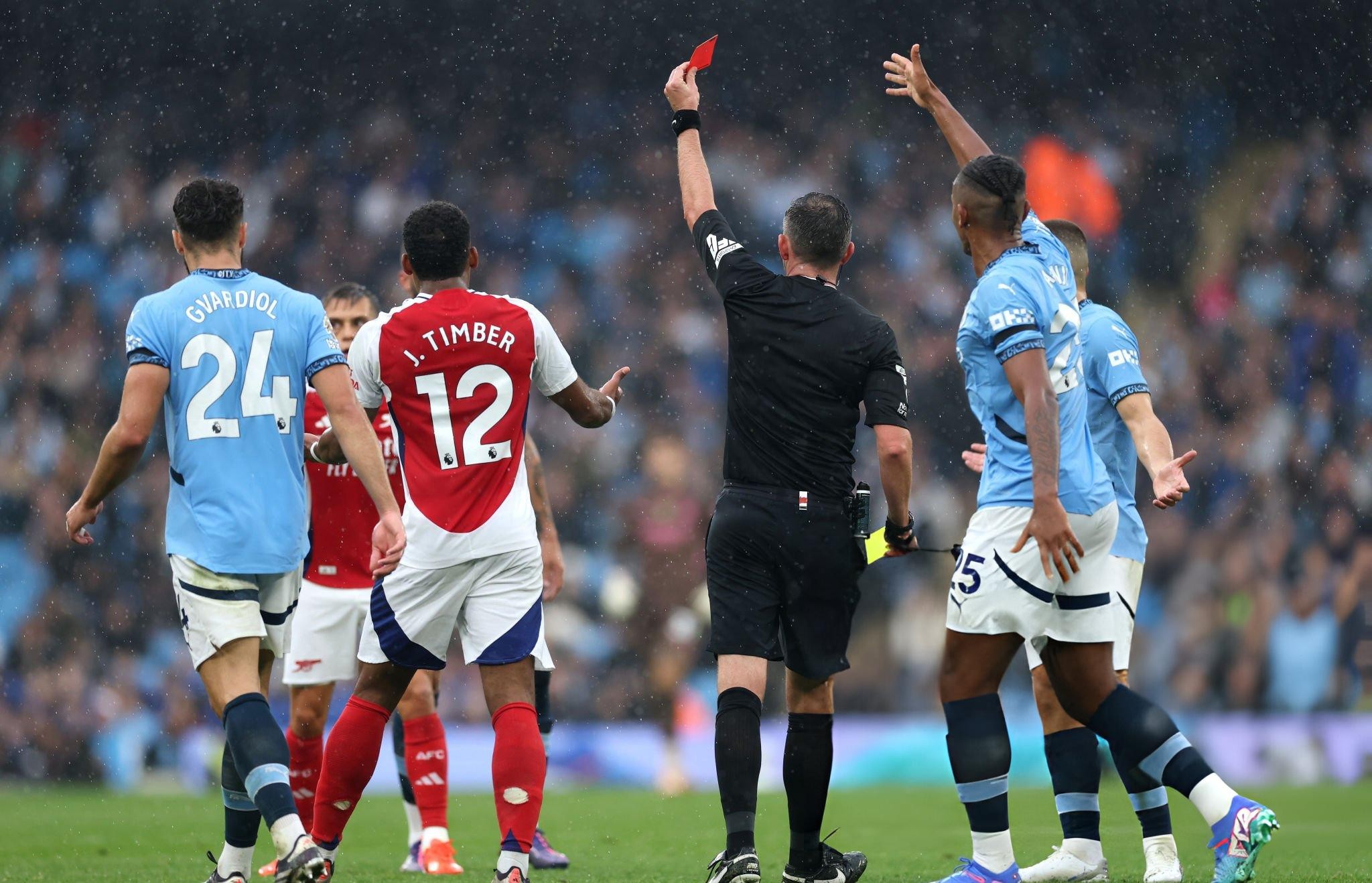 Arsenal đánh rơi chiến thắng trước Man City trong thế thiếu người