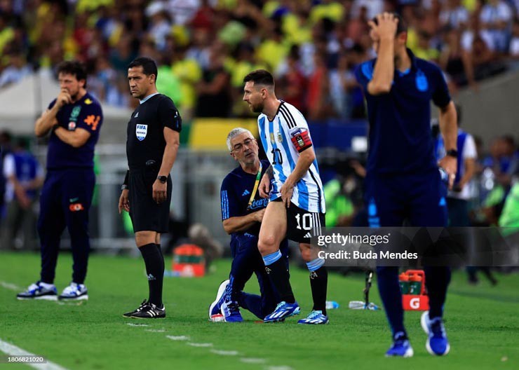 Messi bất lực, bị "đòn hội đồng", 2 lần chấn thương và phải rời sân sớm